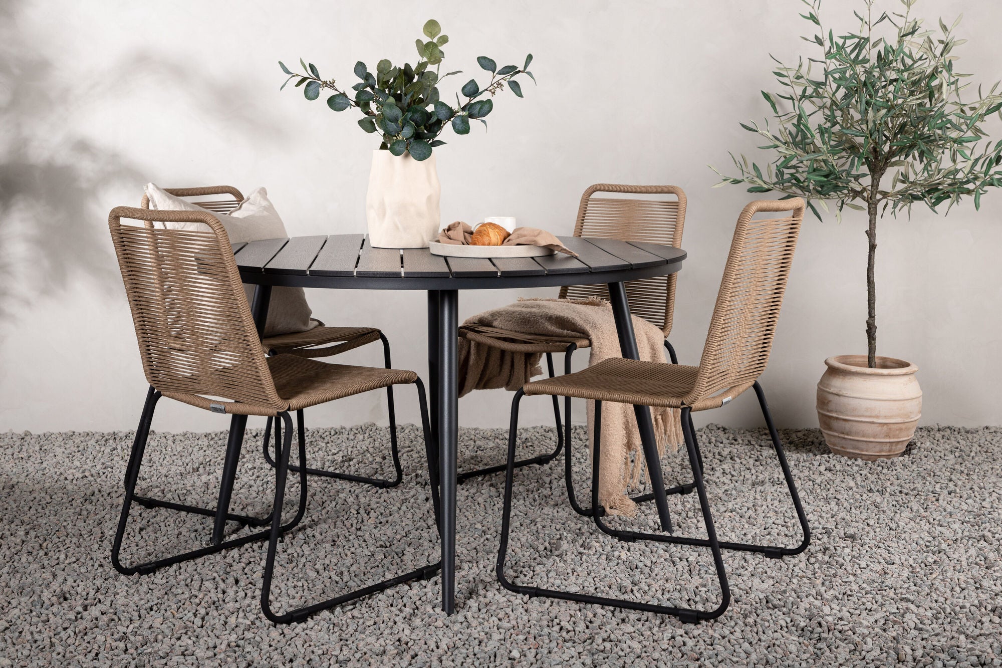 Venture Home Break - spisebord rund- Black / Black - Alu / Aintwood - 120ø _1+ Lindos Stacking stol - Black Alu / Latte Rope _4