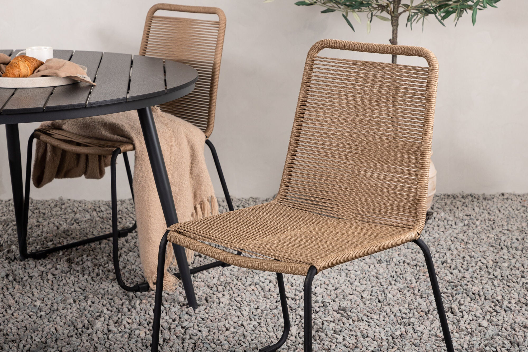 Venture Home Break - spisebord rund- Black / Black - Alu / Aintwood - 120ø _1+ Lindos Stacking stol - Black Alu / Latte Rope _4