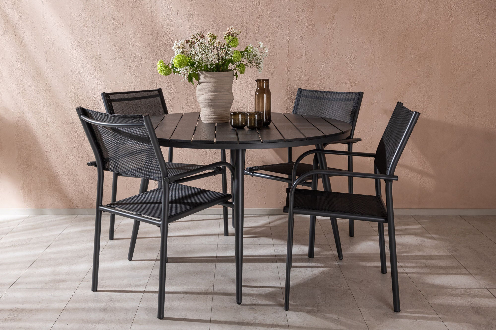Venture Home Break - spisebord rund- Black / Black - Alu / Aintwood - 120ø _1+ Santorini Arm stol (Stackable) - Black alu / Black Textilene _4