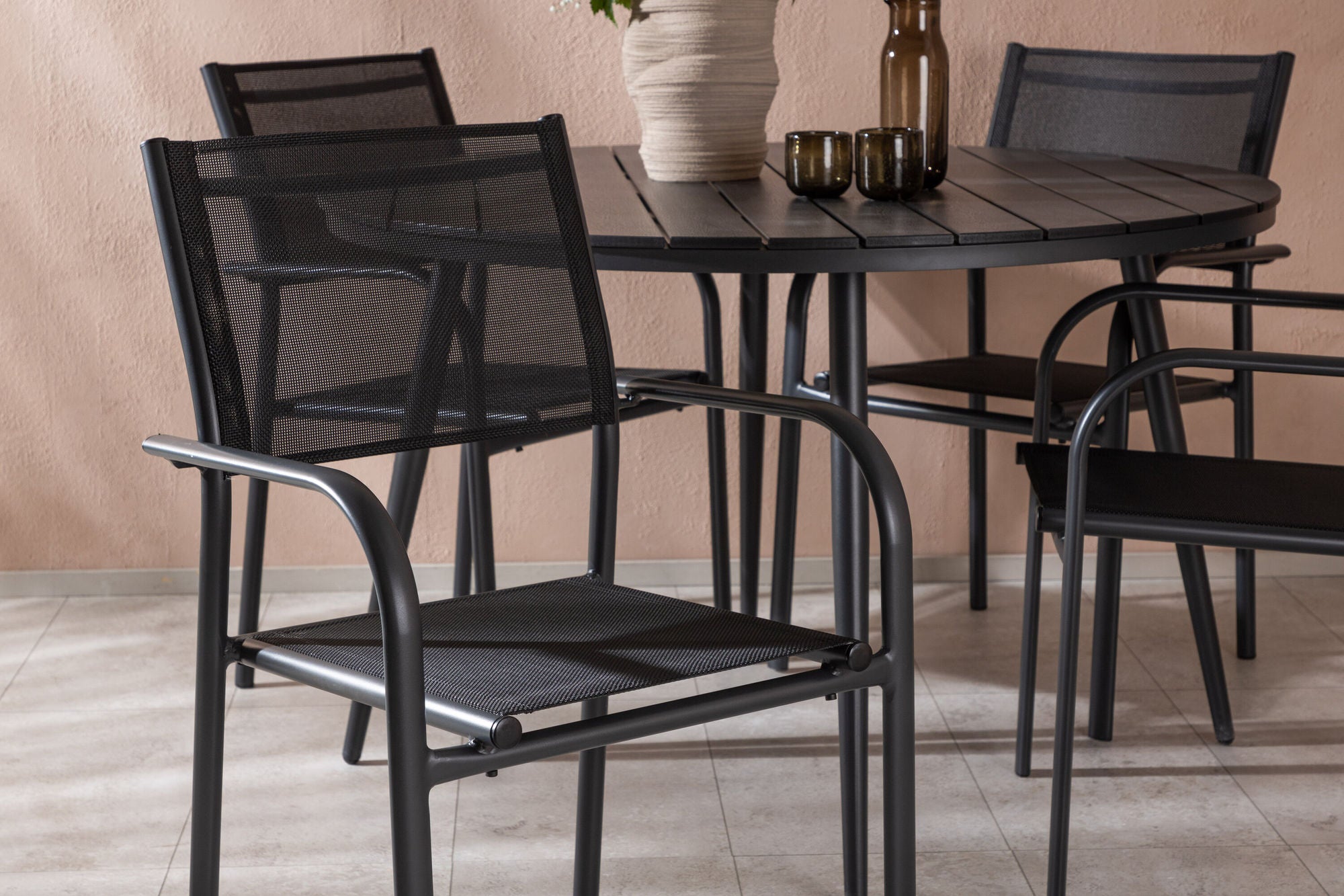Venture Home Break - spisebord rund- Black / Black - Alu / Aintwood - 120ø _1+ Santorini Arm stol (Stackable) - Black alu / Black Textilene _4