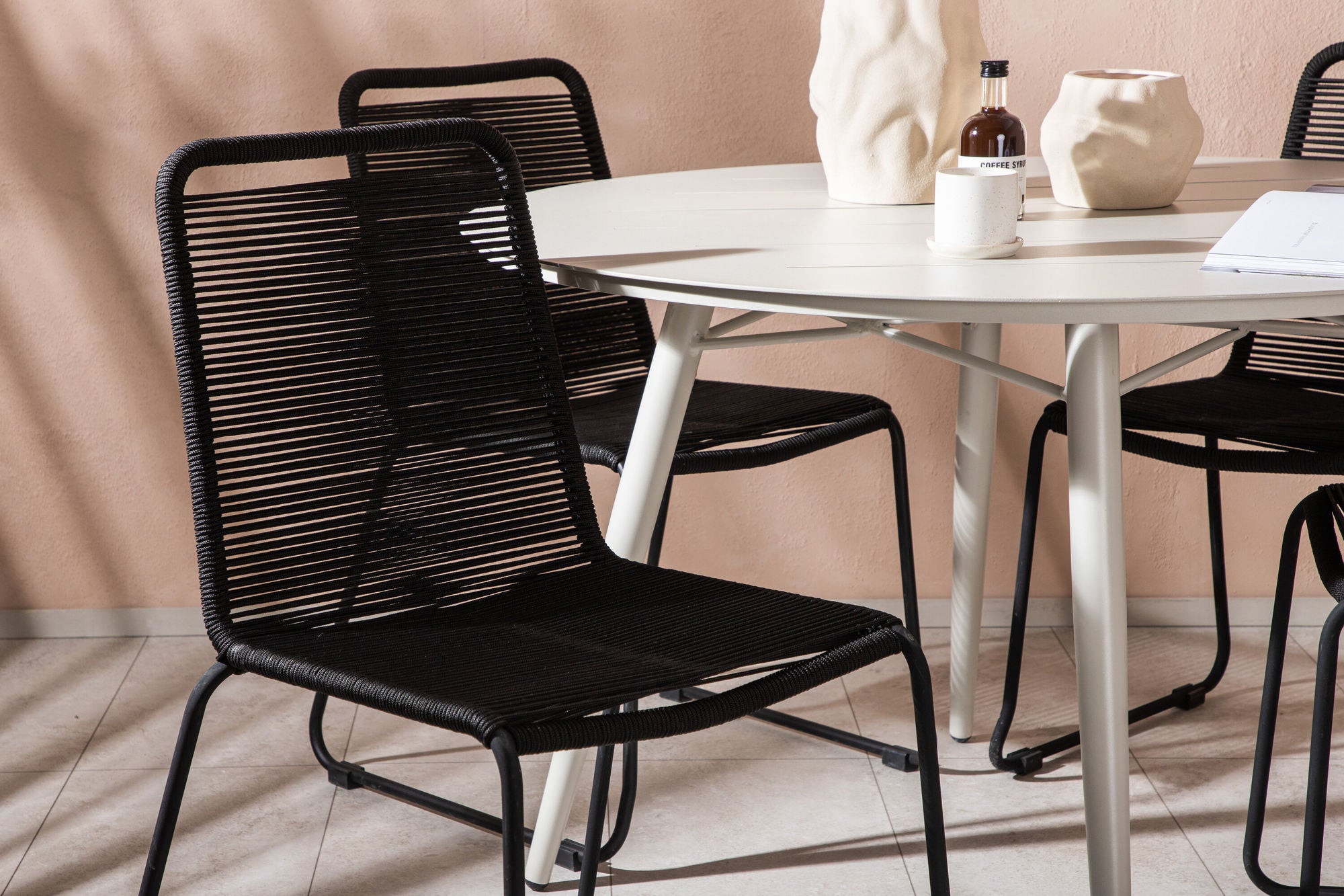 Venture Home Lina spisebord - Beige - rund 120 cm _1+ Lindos Stacking stol - Black Alu / Black Rope _4