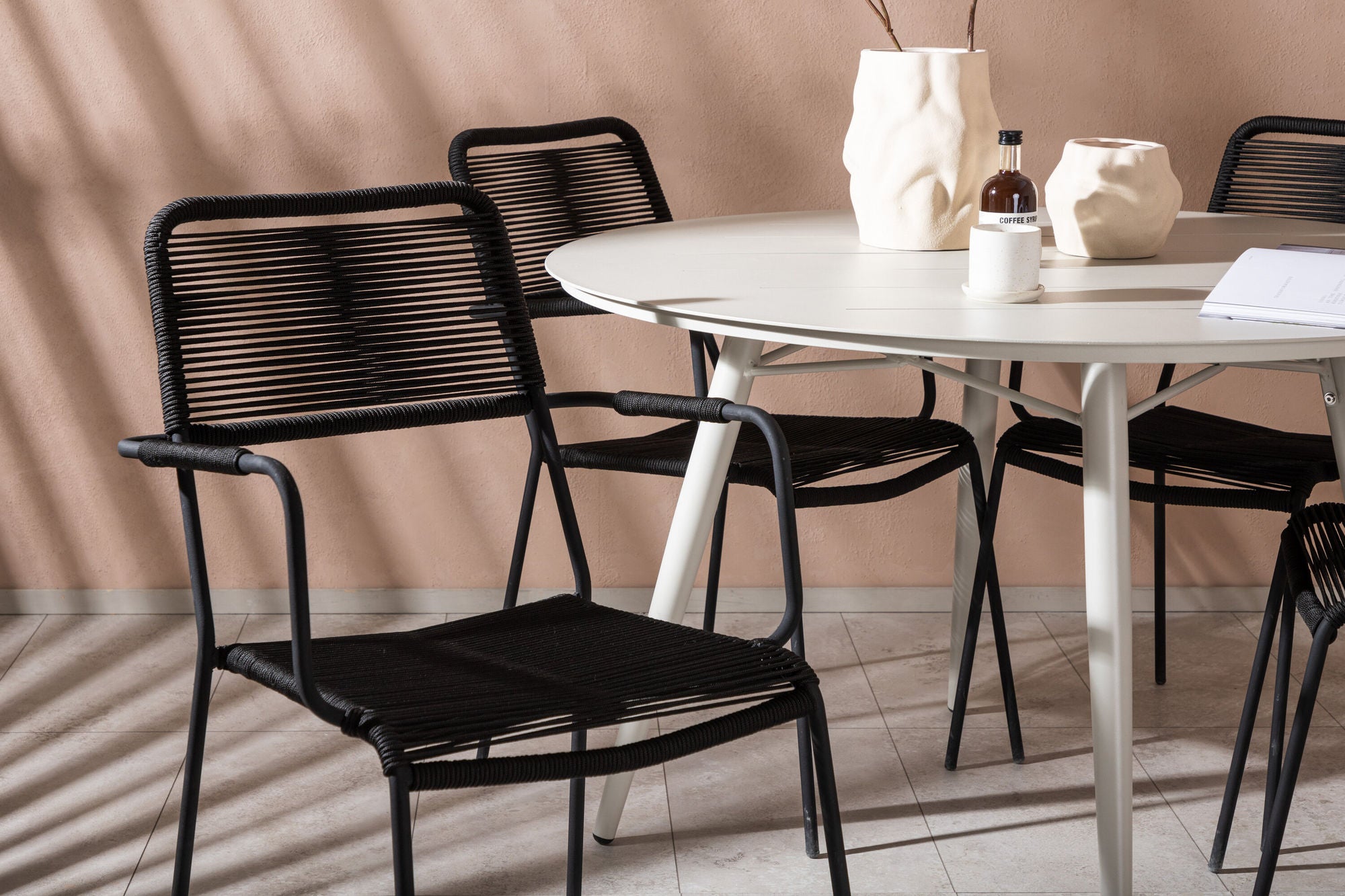 Venture Home Lina spisebord - Beige - rund 120 cm _1+ Lindos Armchair - Black Alu / Black Rope _4