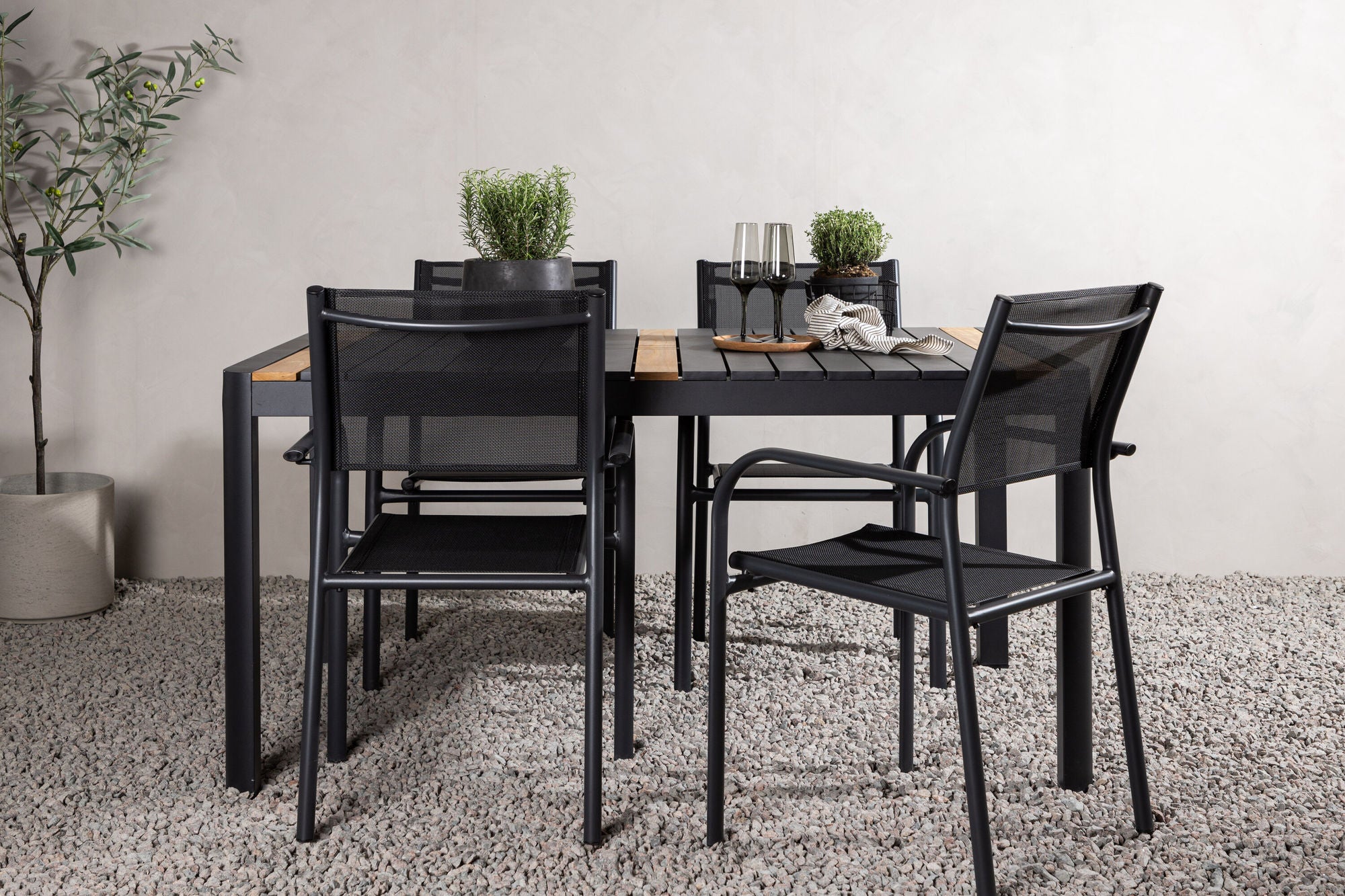 Venture Home Togo - spisebord- Black / Teak - Allu / Teak - 150*100 _1+ Santorini Arm stol (Stackable) - Black alu / Black Textilene _4
