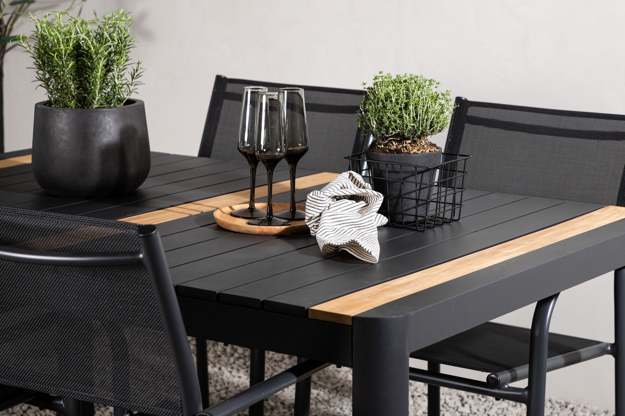 Venture Home Togo - spisebord- Black / Teak - Allu / Teak - 150*100 _1+ Santorini Arm stol (Stackable) - Black alu / Black Textilene _4