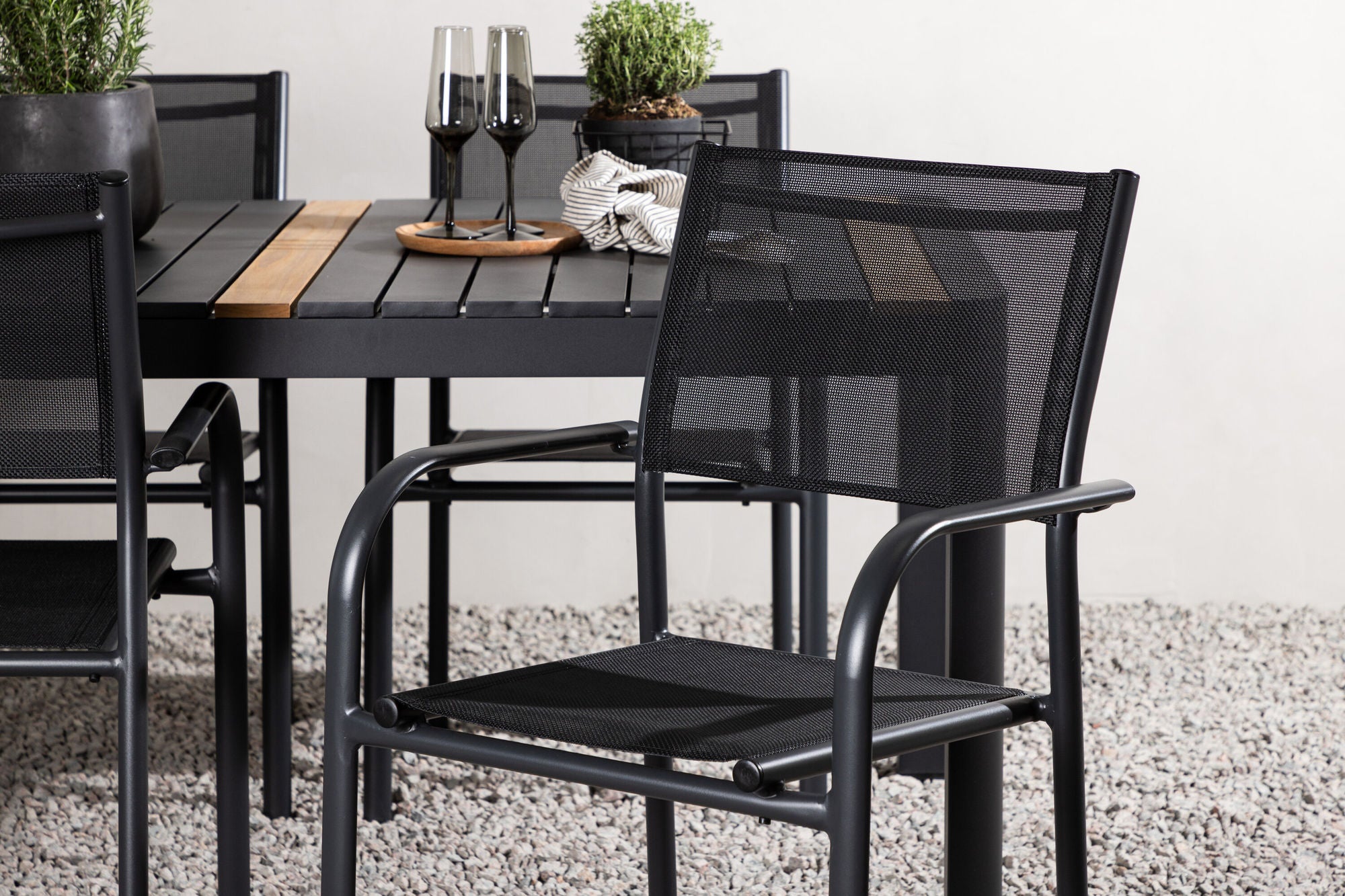 Venture Home Togo - spisebord- Black / Teak - Allu / Teak - 150*100 _1+ Santorini Arm stol (Stackable) - Black alu / Black Textilene _4