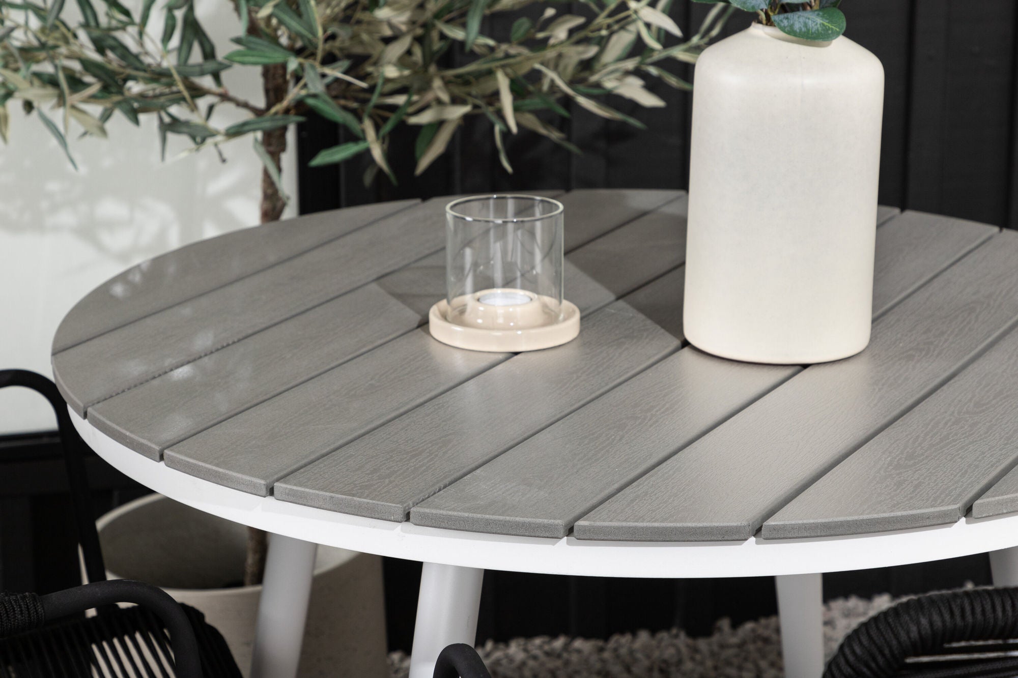 Venture Home Break - spisebord rund- White / Grey - Alu / Aintwood - 90ø _1+ Lindos Armchair - Black Alu / Black Rope _2