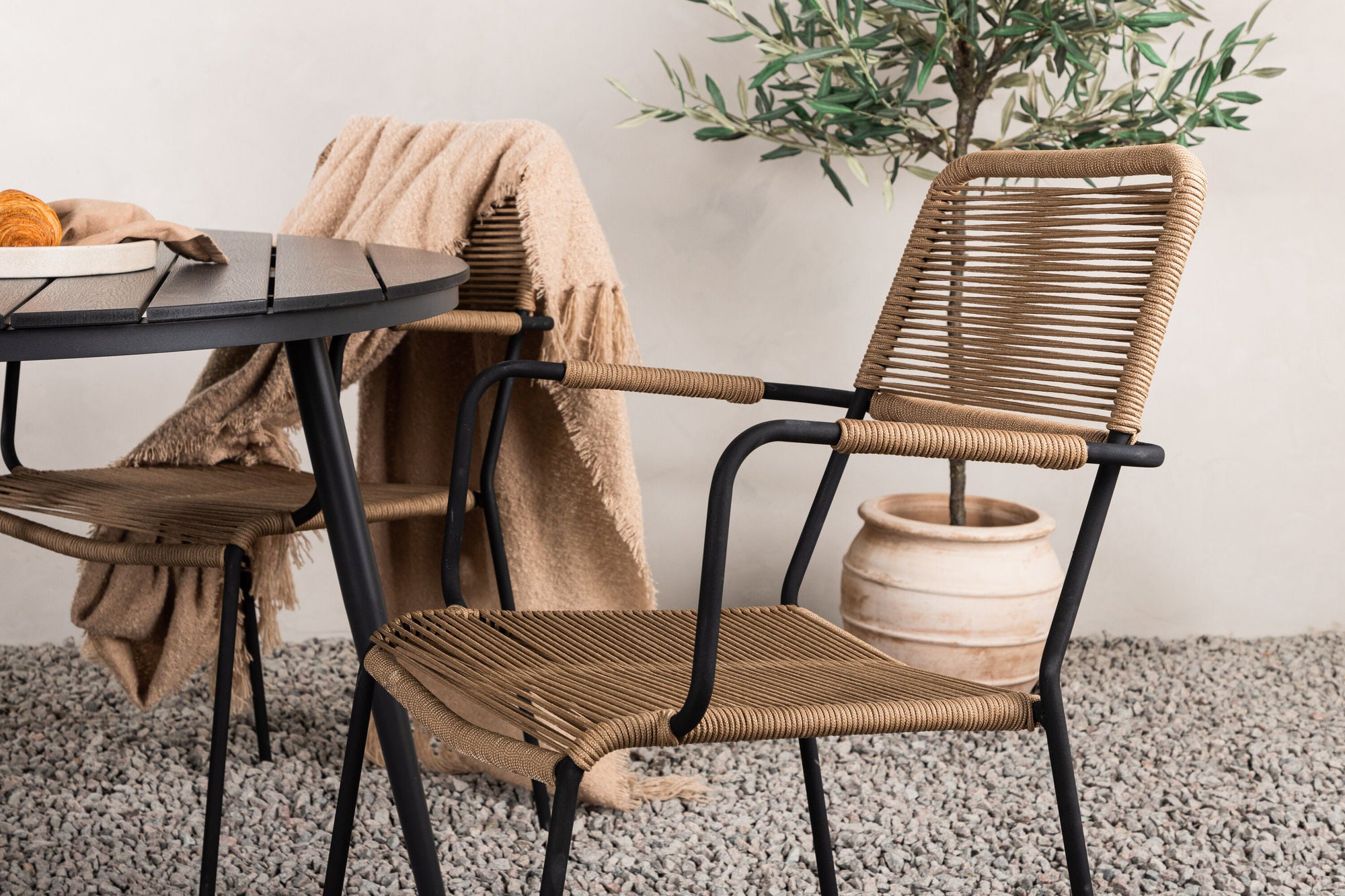 Venture Home Break - spisebord rund- Black / Black - Alu / Aintwood - 120ø _1+ Lindos - Armchair - Black Alu / Latte Rope _4