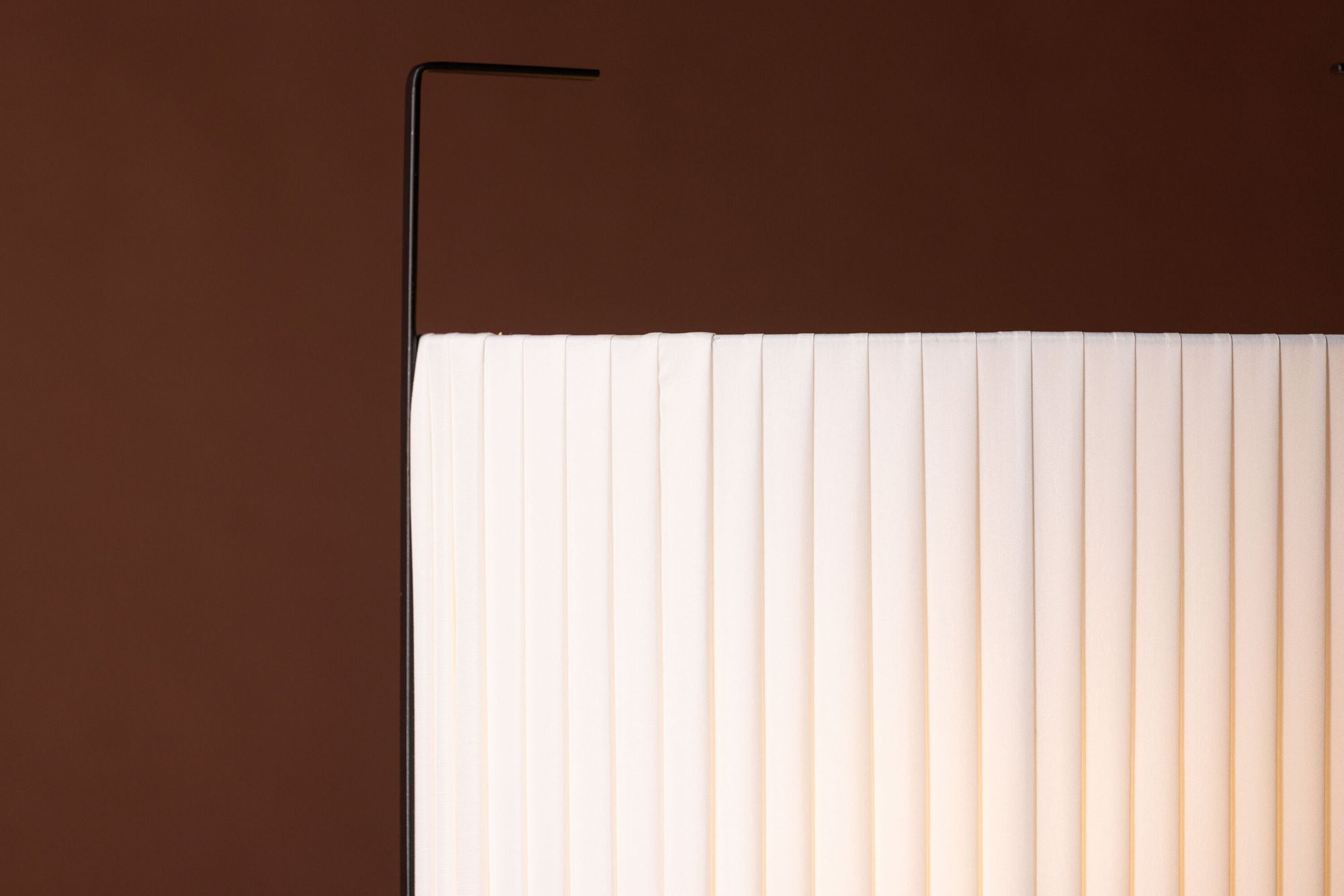 Venture Home Rennes - Small Floor lampe - Black / White fabric