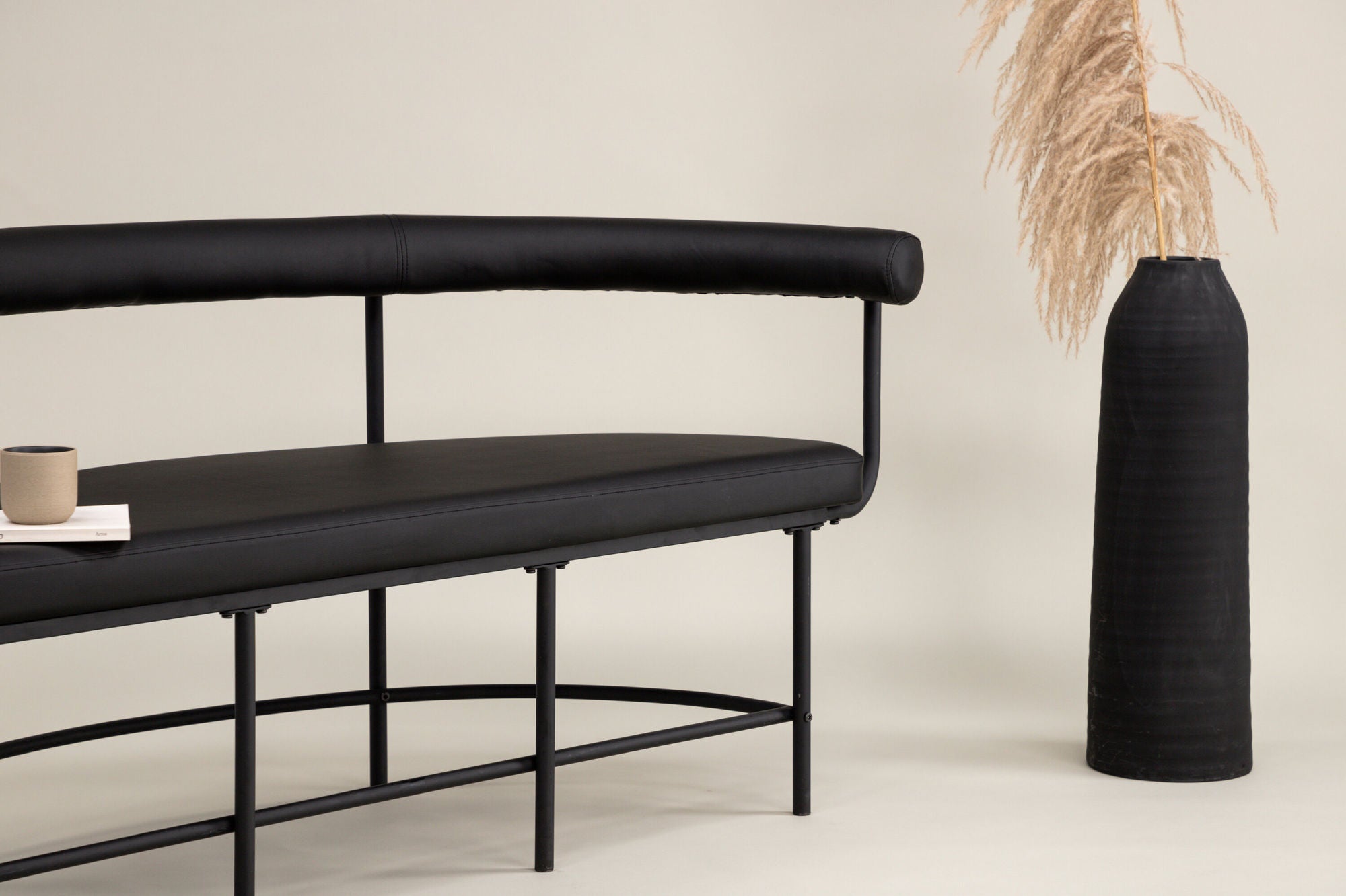 Vind Stallhagen x Josefin Lustig - bænk - Black / Black PU