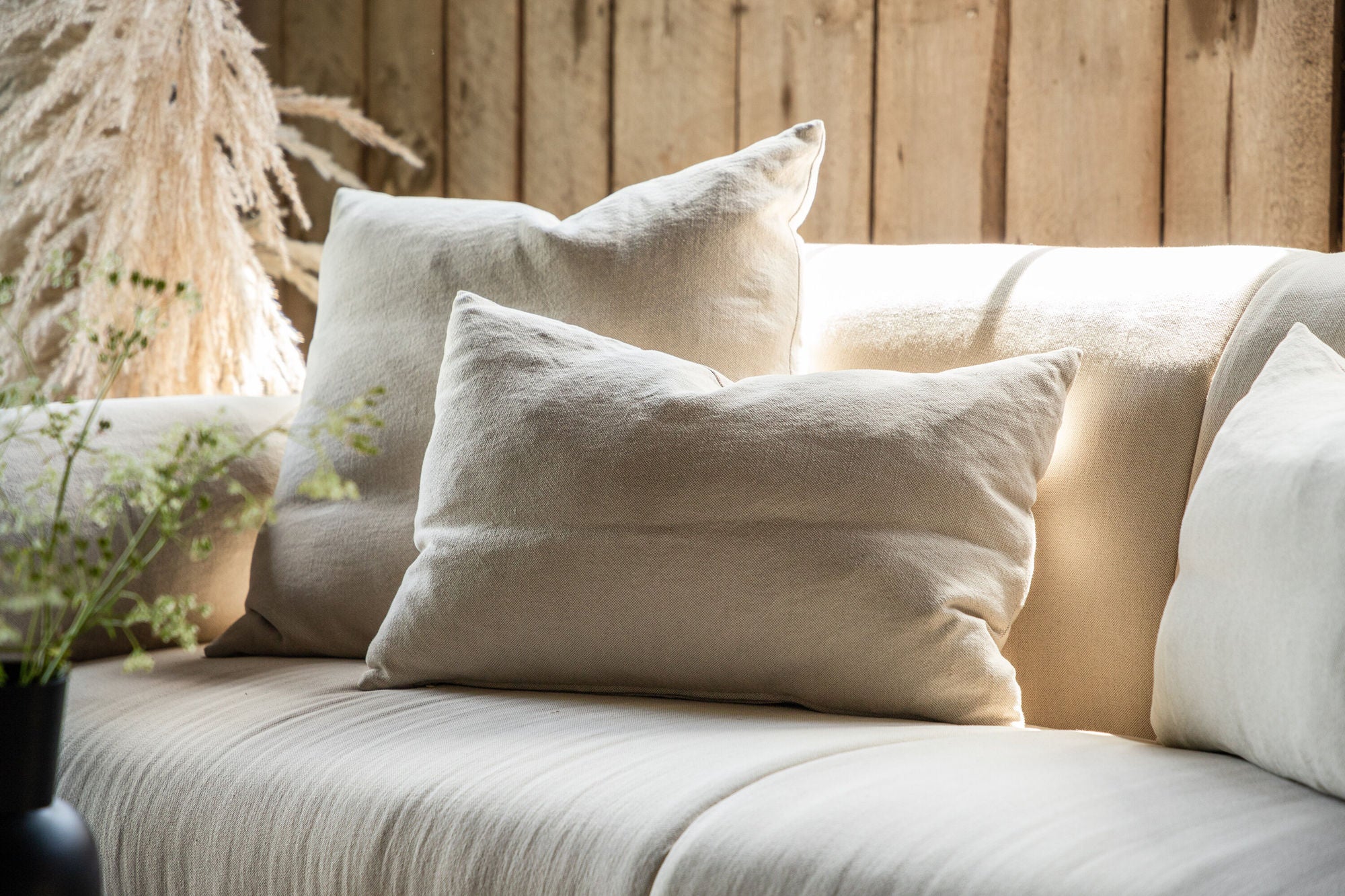 Vind Öckerö Sofa - White / Beige Linen