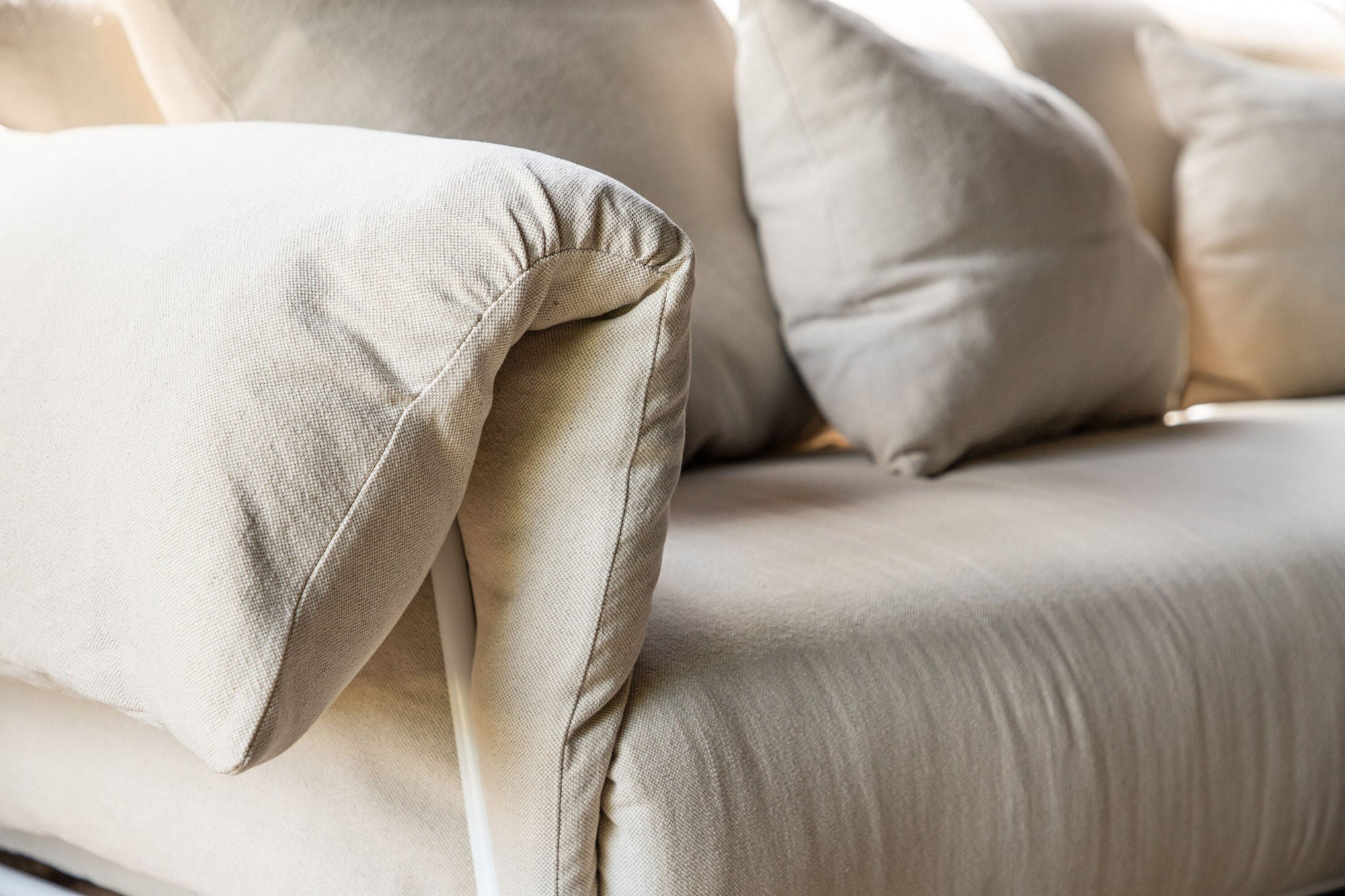 Vind Öckerö Sofa - White / Beige Linen