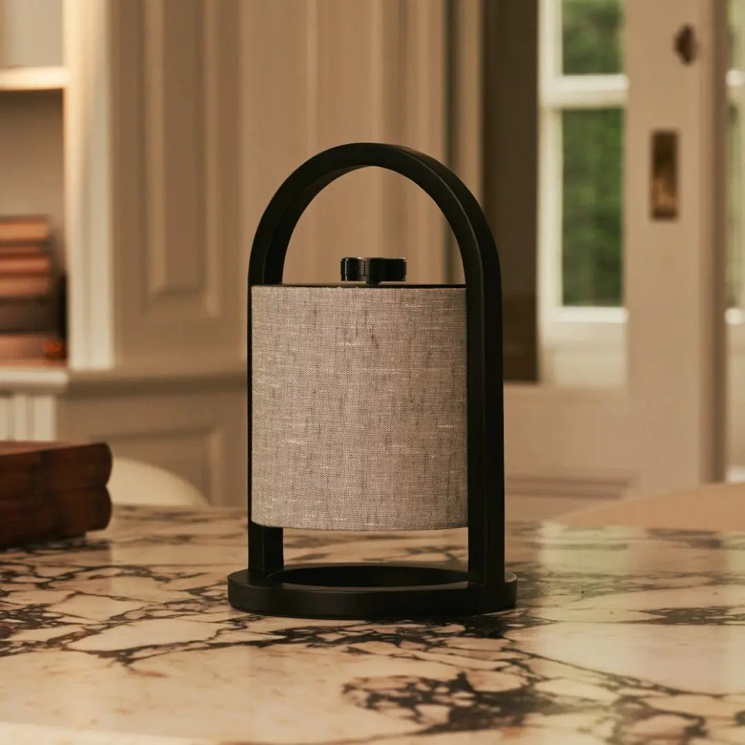River Black & Grey genopladelig træ bordlampe