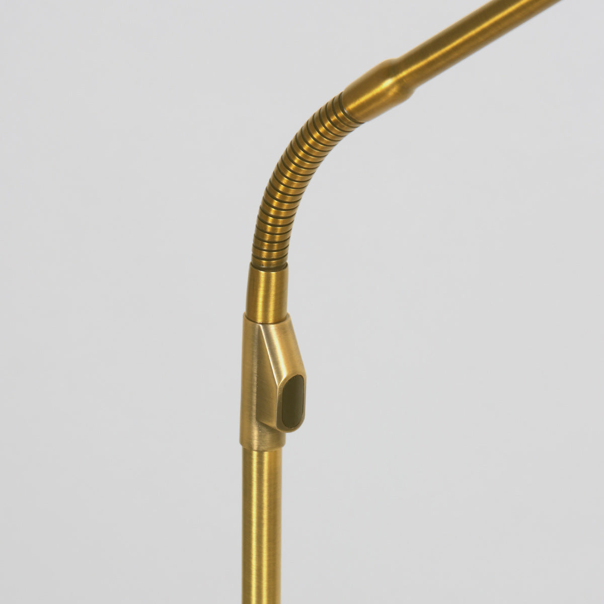 Gulvlampe Zenith 2 med genopladeligt batteri 4398ME børstet messing med fleksibel arm
