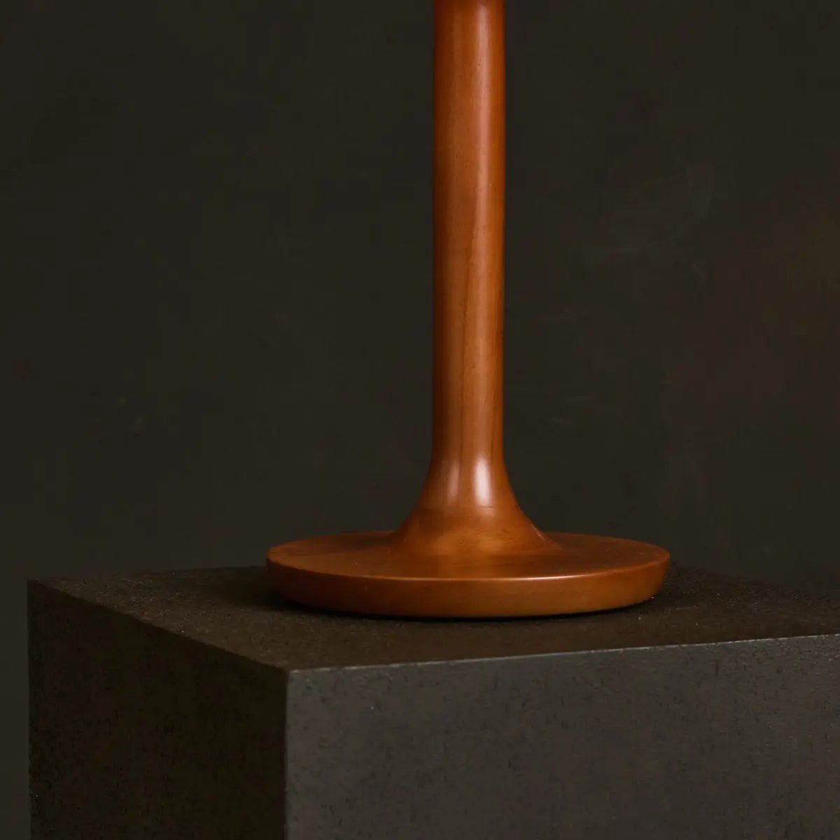 Nova kastanjebrun træ bordlampe