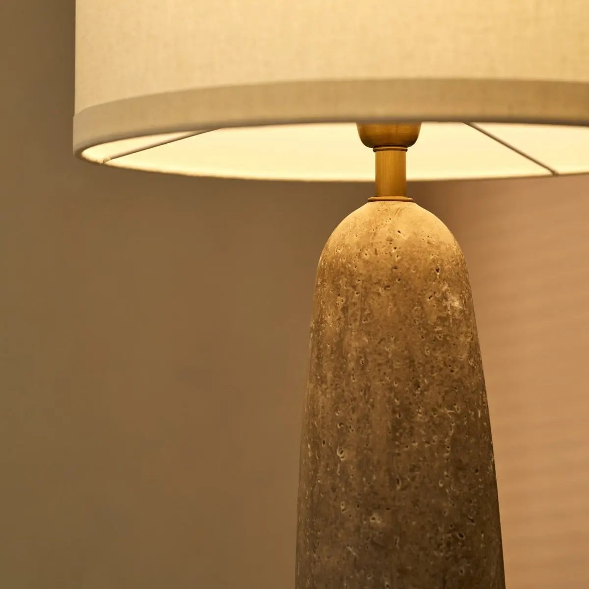 Isla travertin bordlampe
