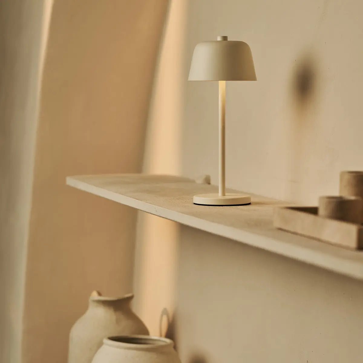 Anton Vanilla Genopladelig Bordlampe