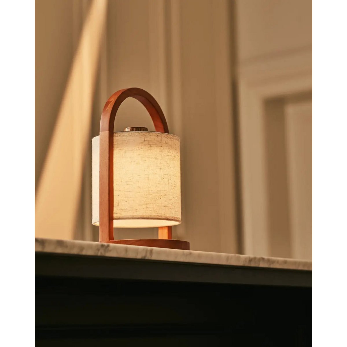 River Chestnut Brown genopladelig træ bordlampe
