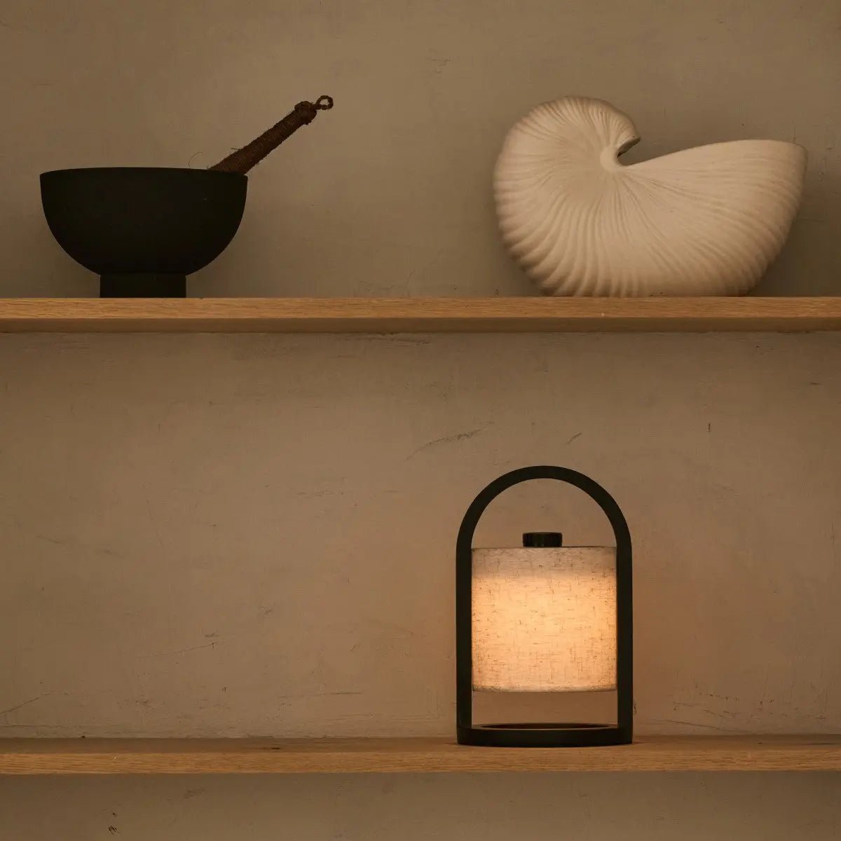 River Mørkebrun genopladelig træ bordlampe