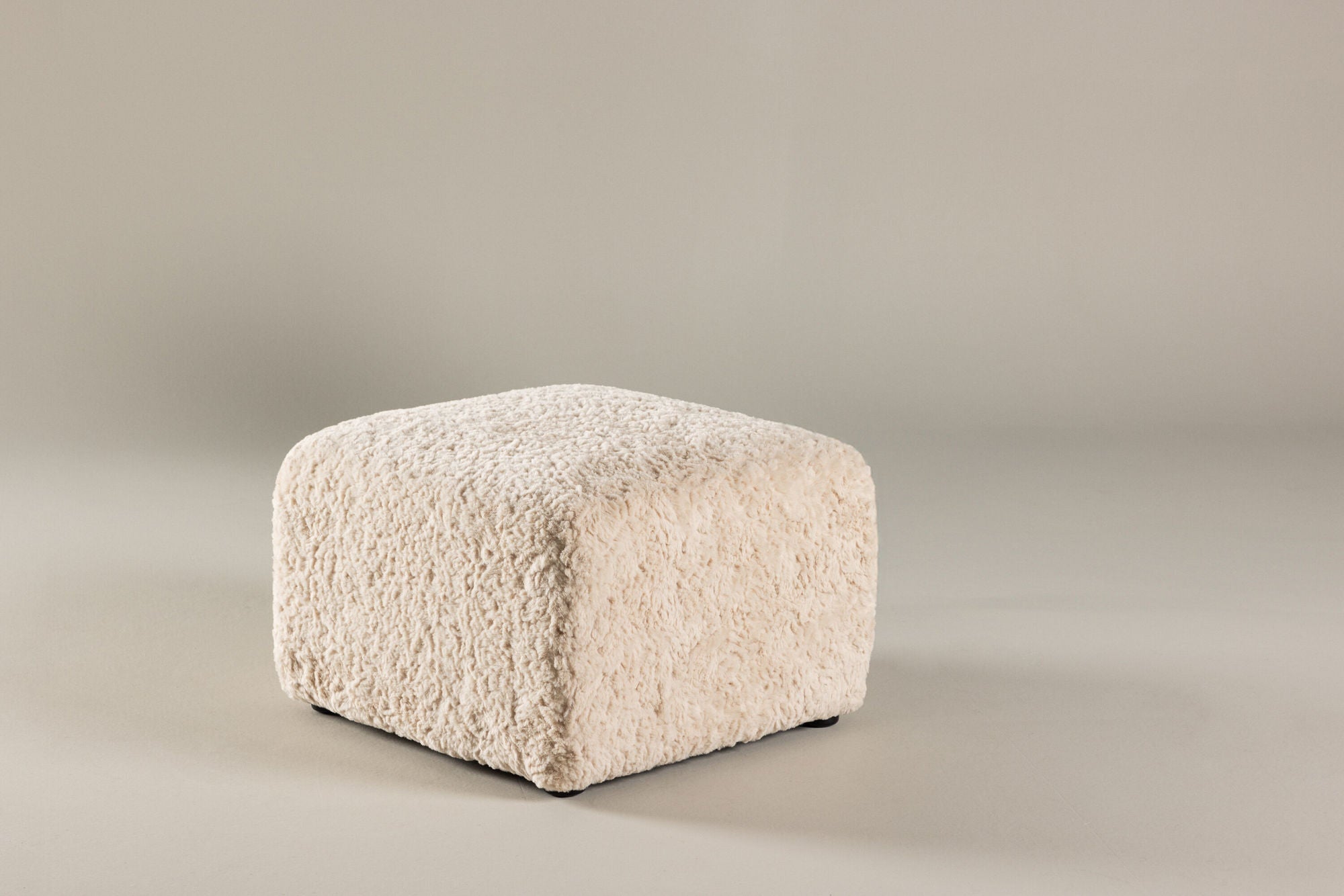 Vind Frankie Pouf 50*50 - Beige Faux fur /  FSC 100%