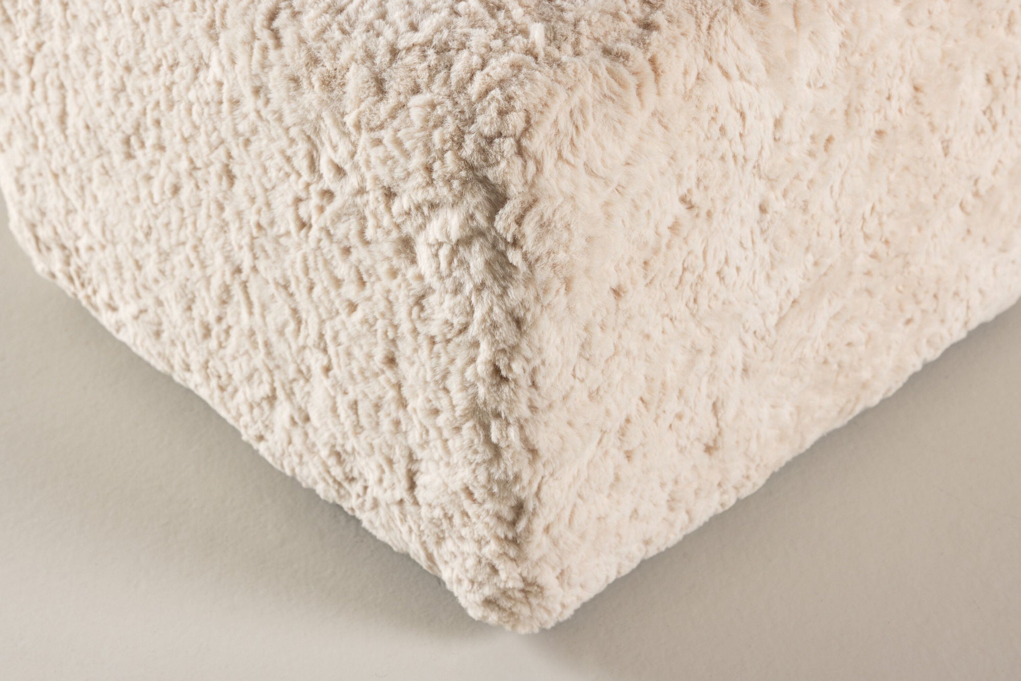Vind Frankie Pouf 50*50 - Beige Faux fur /  FSC 100%