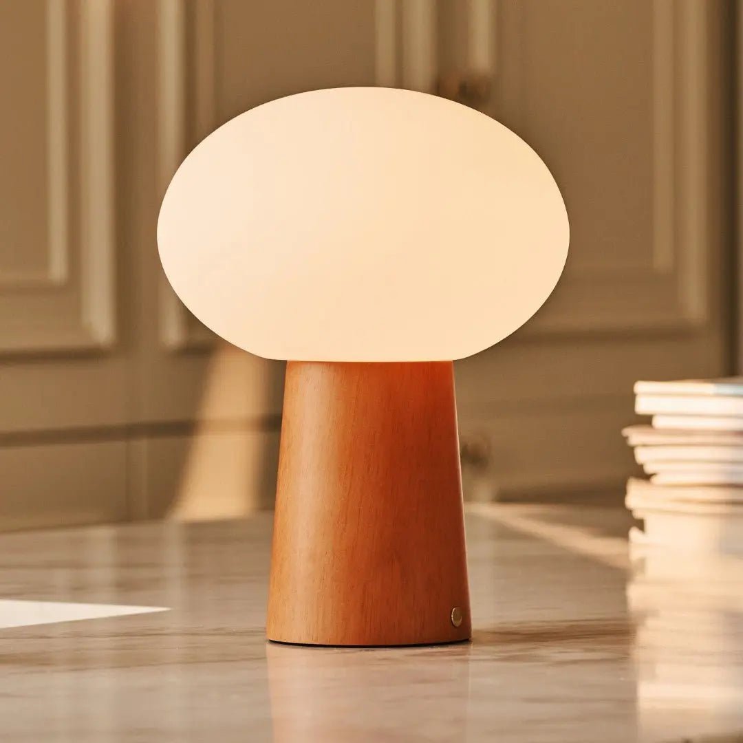Max Chestnut Brown genopladelig træ bordlampe