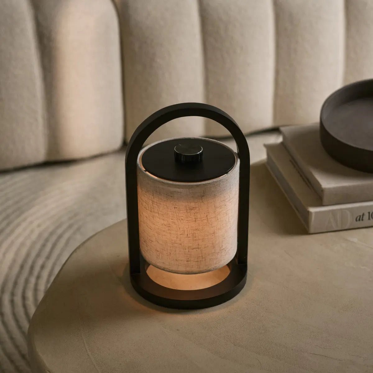 River Black genopladelig træ bordlampe