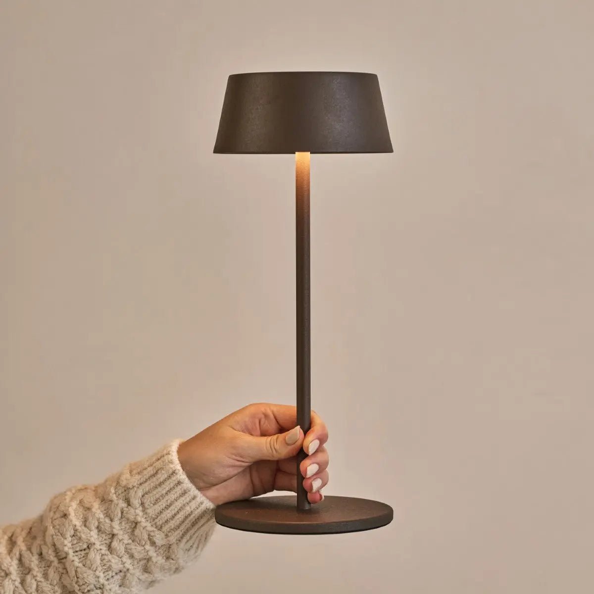 Hugo Mocha Brown genopladelig bordlampe