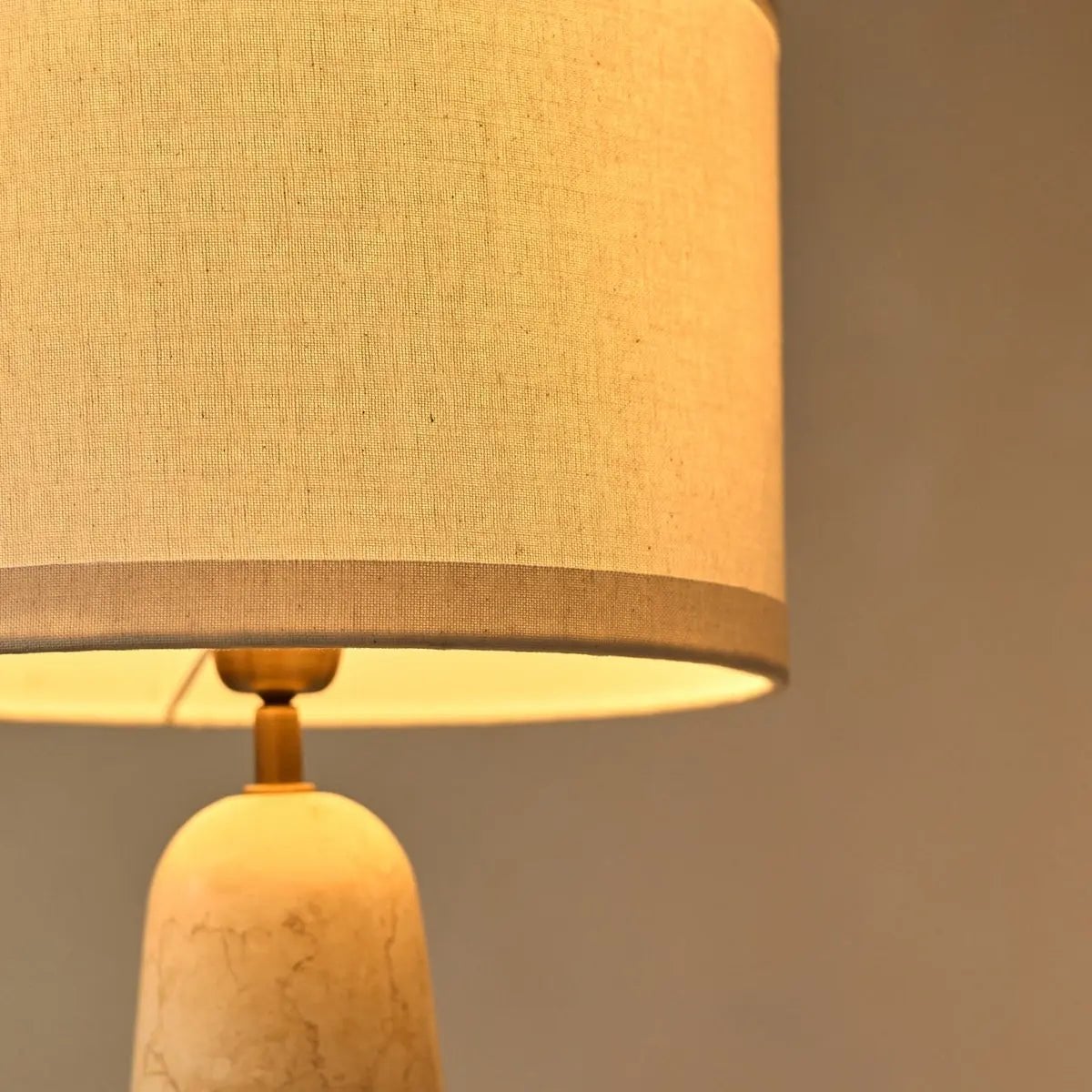 Charlotte marmor bordlampe