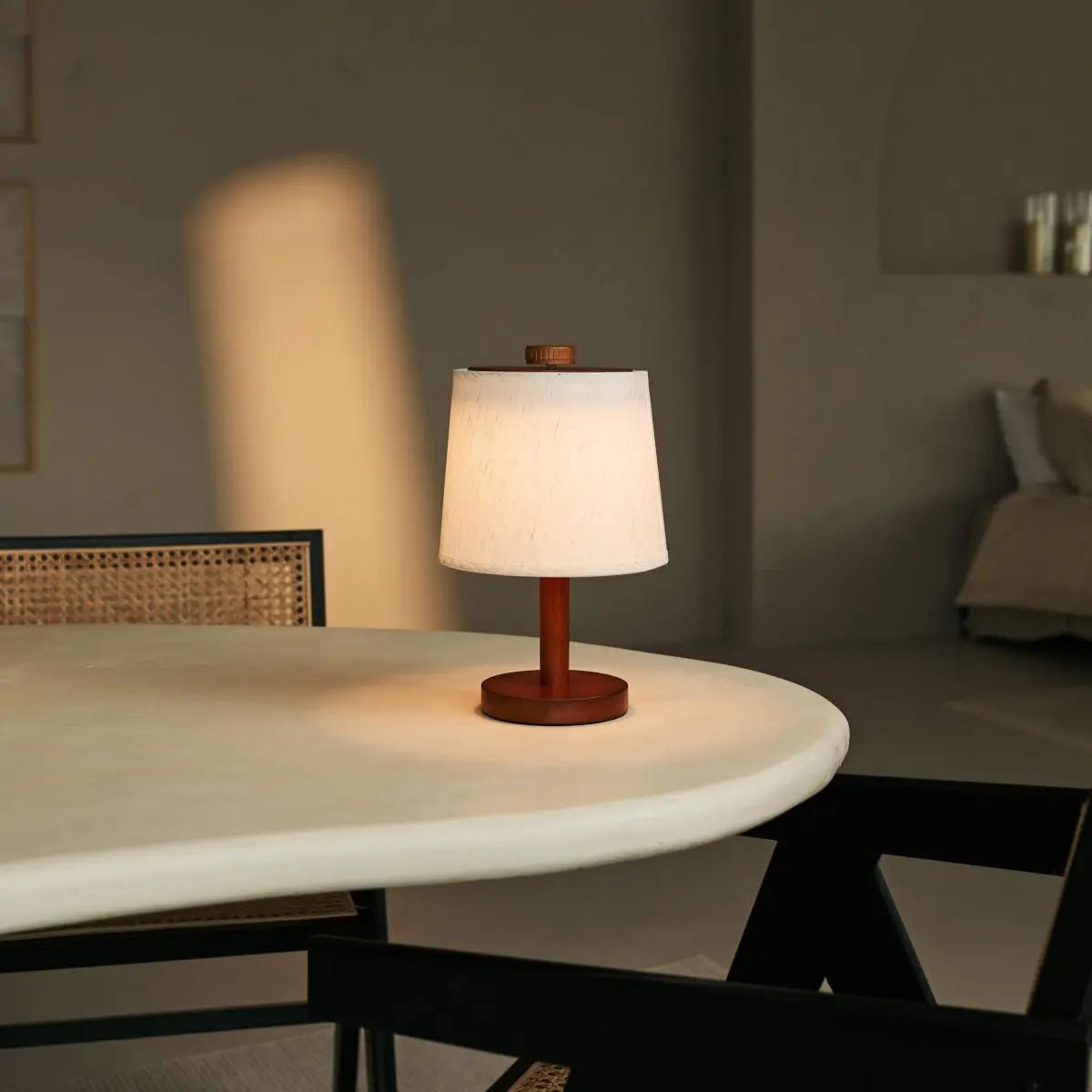 Rover Chestnut Brown genopladelig træ bordlampe