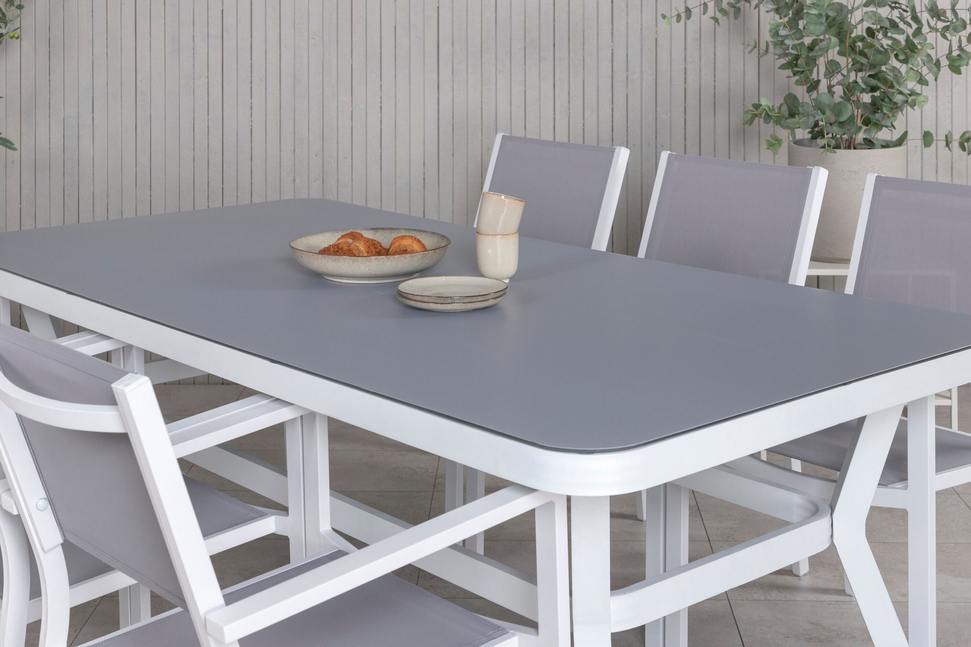 Venture Home Virya spisebord - White Alu / Grey Glass - big bord+Copacabana Stacking stol - White/Grey_6