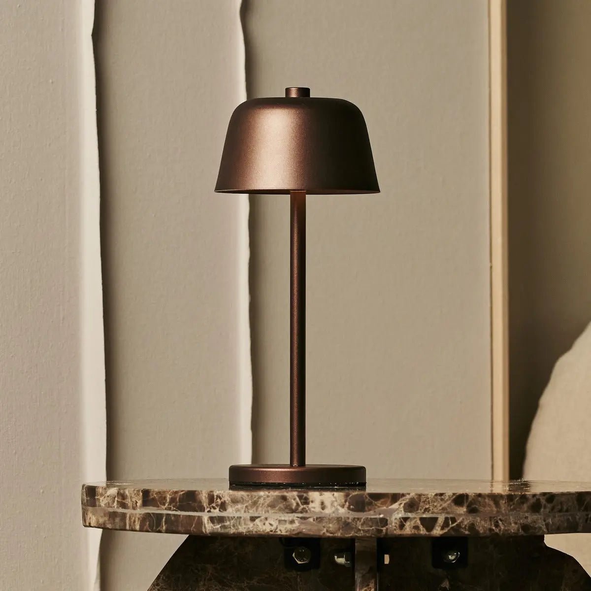 Anton Espresso Brun genopladelig bordlampe