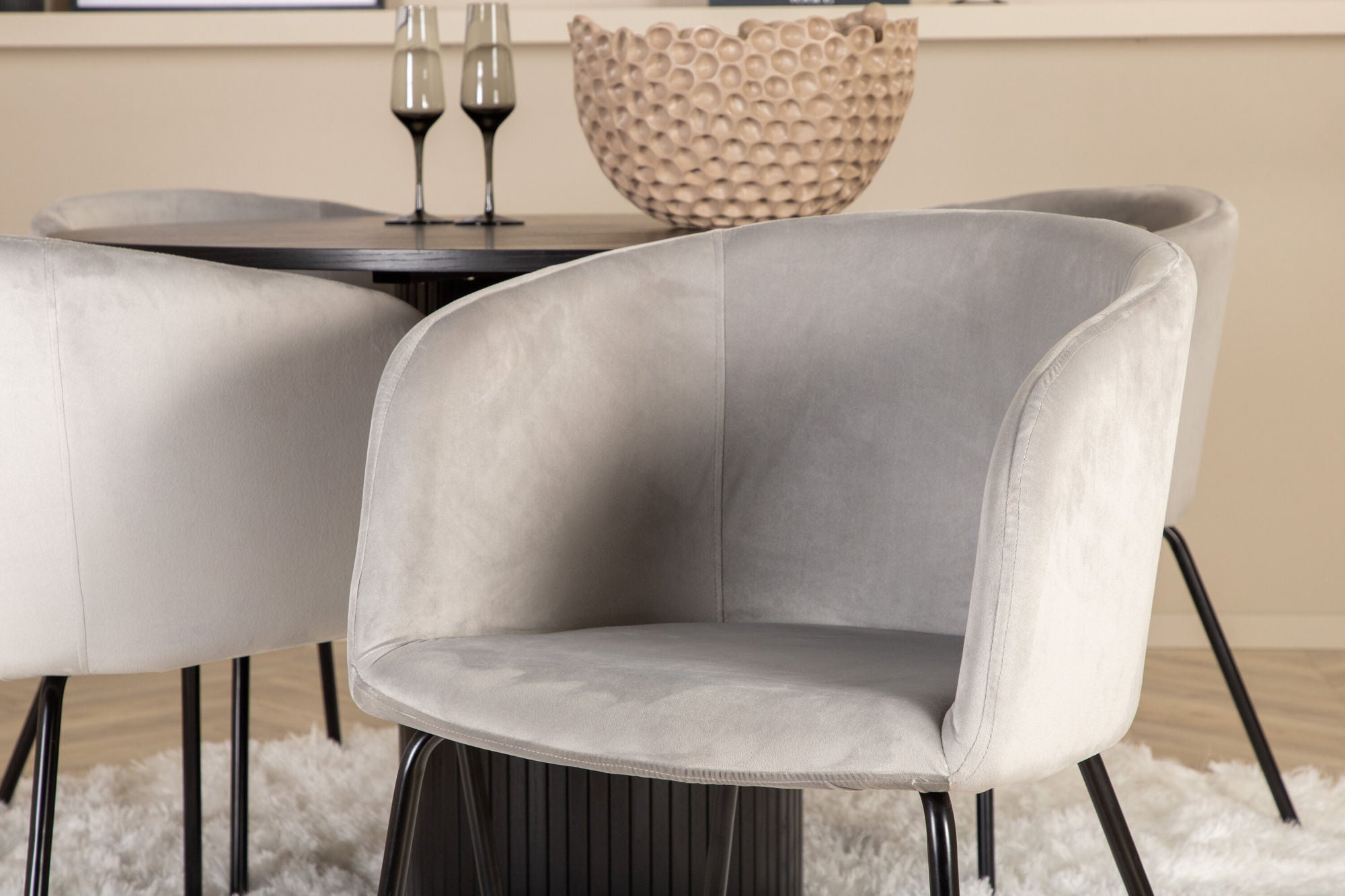 Venture Home Bianca rund spisebord - Black / Black Veneer+Berit stol - Black / Light Grey Velvet_4