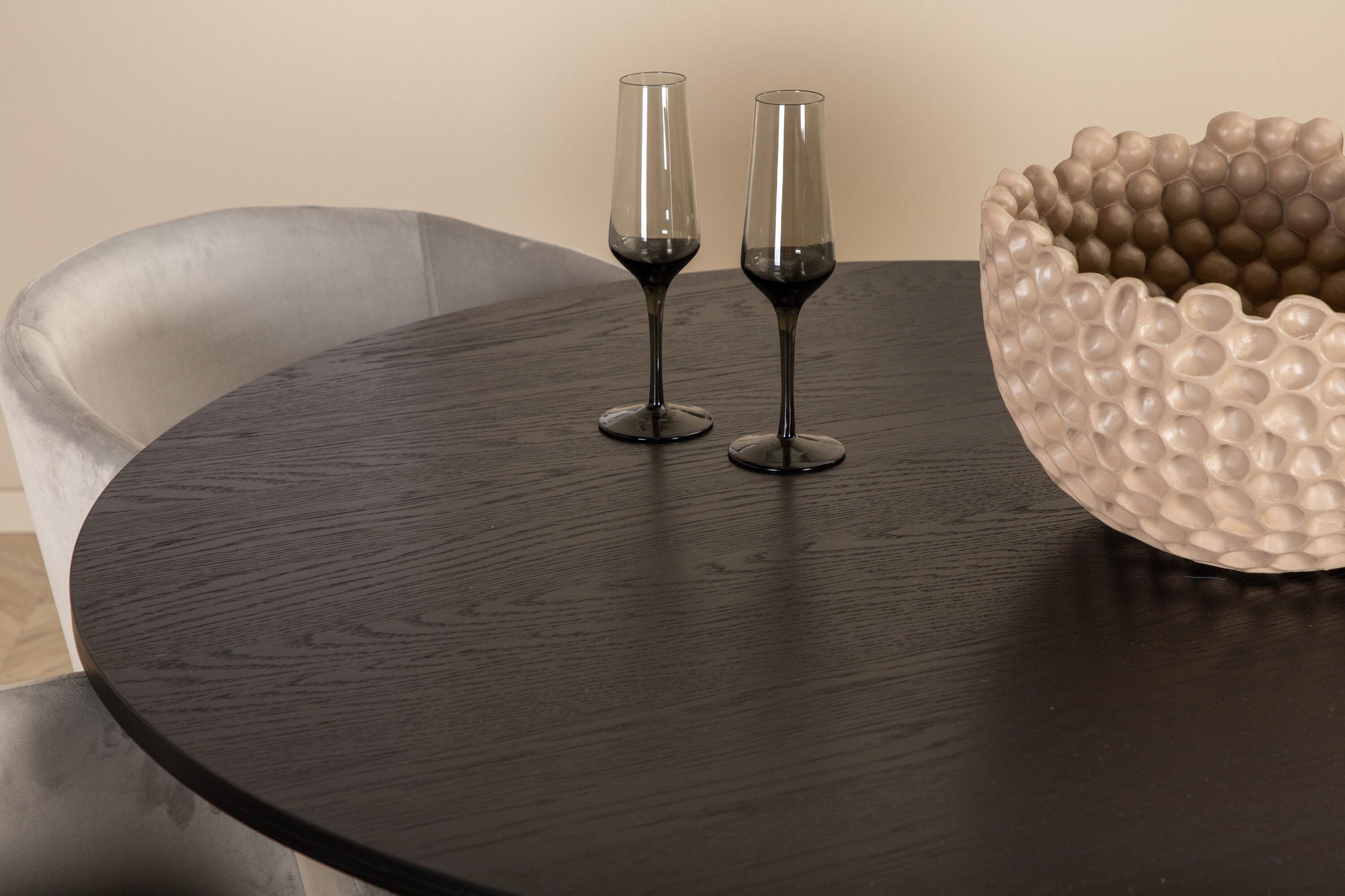 Venture Home Bianca rund spisebord - Black / Black Veneer+Berit stol - Black / Light Grey Velvet_4