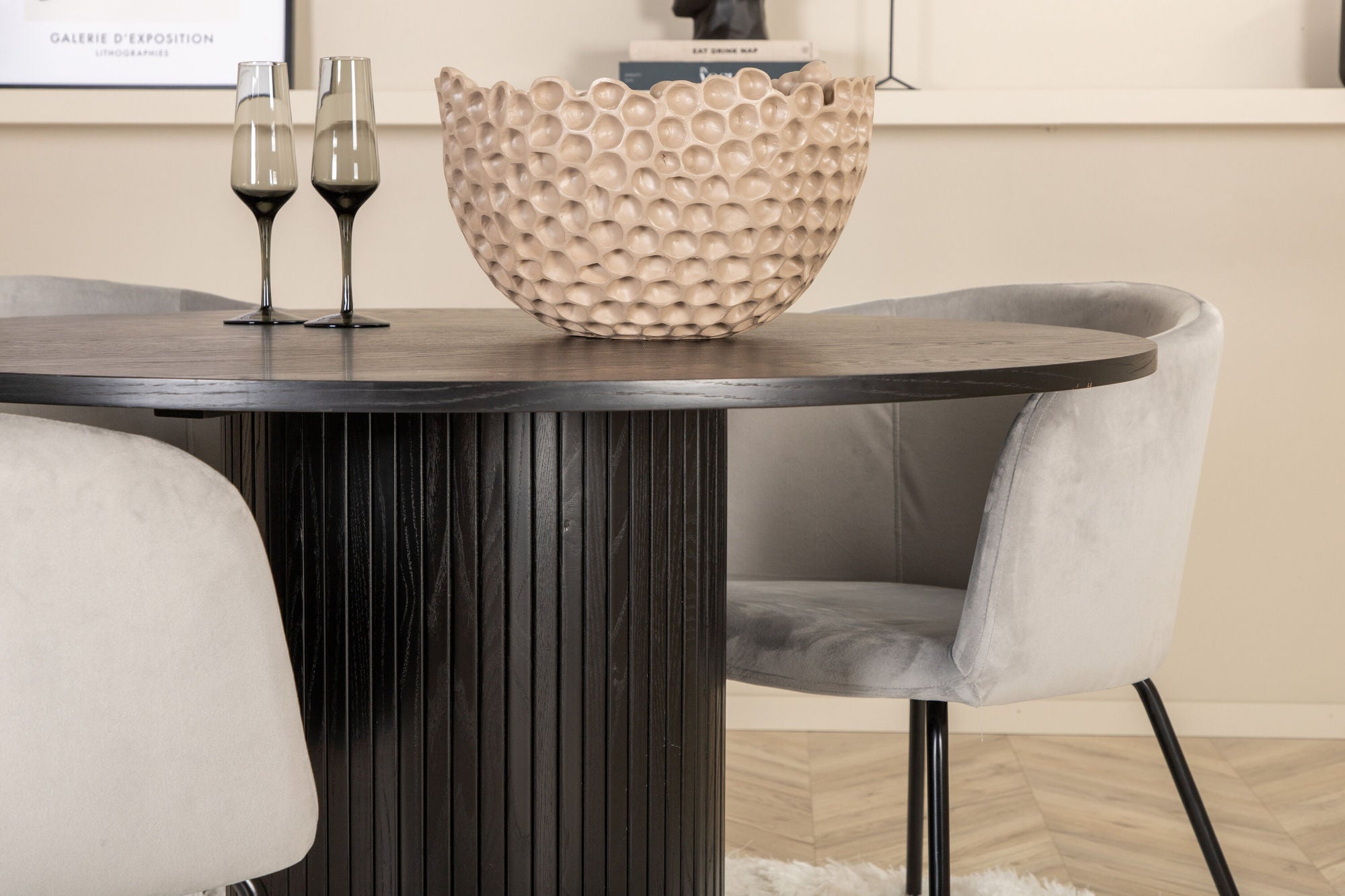 Venture Home Bianca rund spisebord - Black / Black Veneer+Berit stol - Black / Light Grey Velvet_4