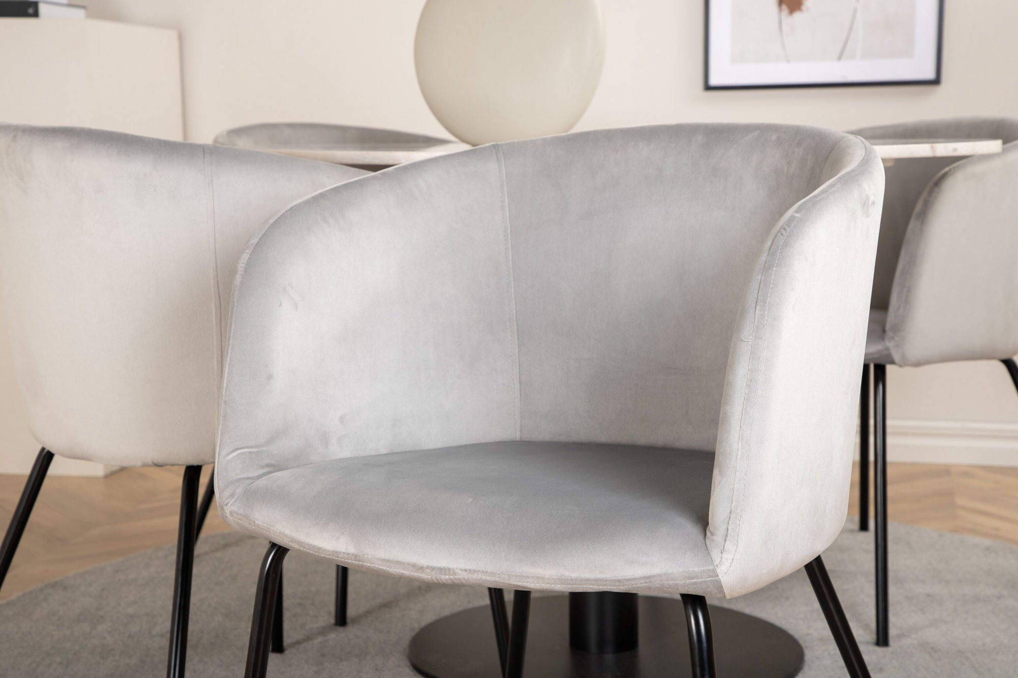 Venture Home Estelle rund spisebord ø106 H75 - White / Black+Berit stol - Black / Light Grey Velvet_4