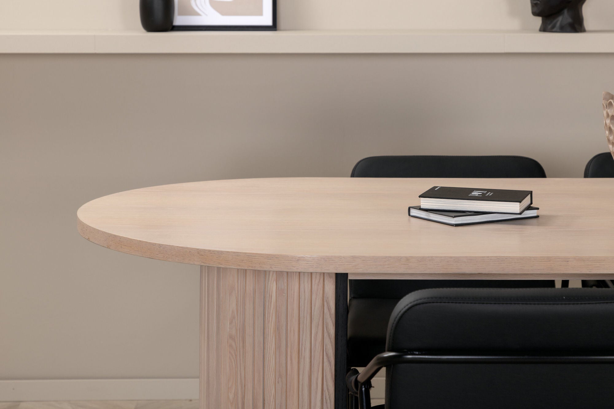 Venture Home Bianca Oval spisebord - White Wash / Black Veneer+Tvist stol - Black / Black PU_4