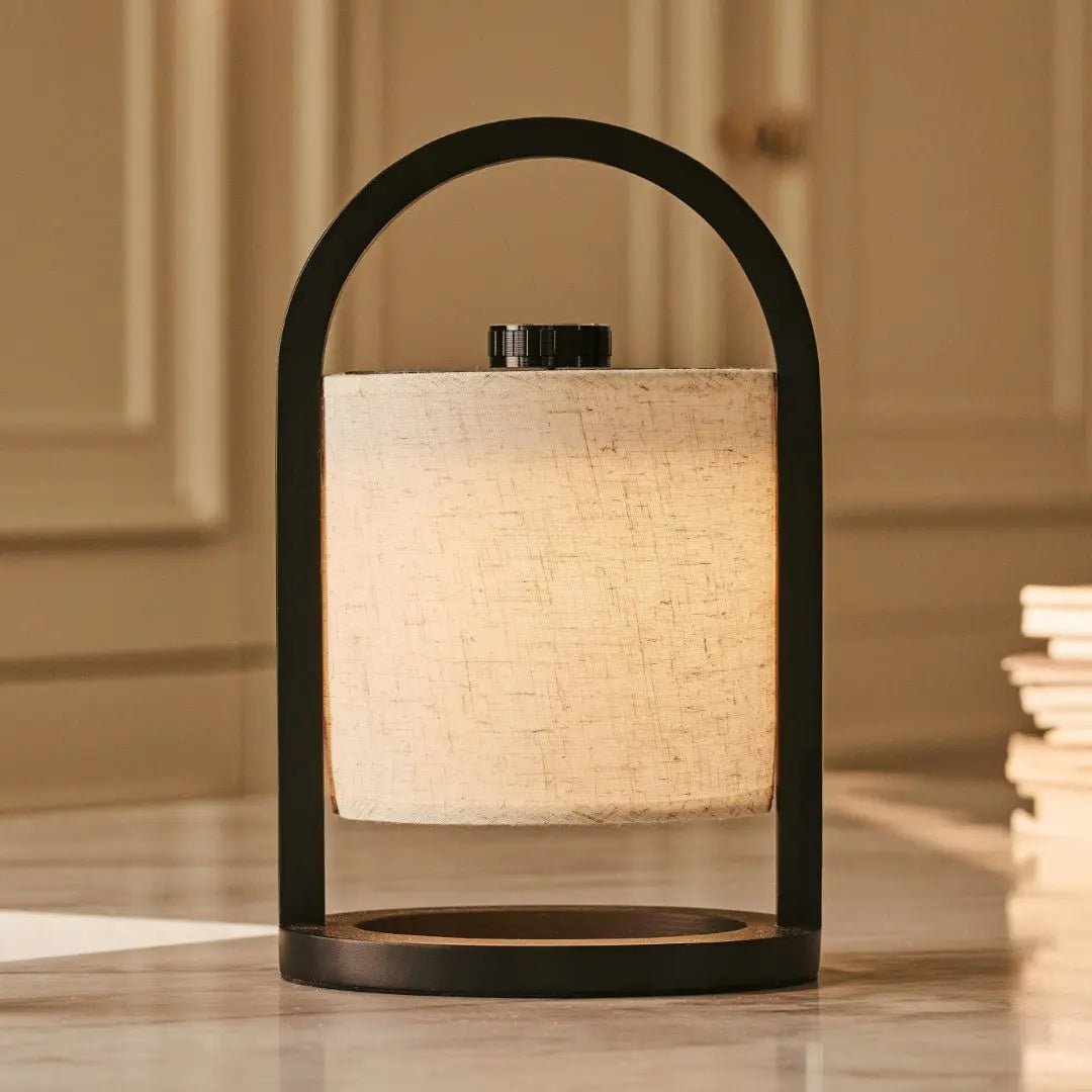 River Black genopladelig træ bordlampe