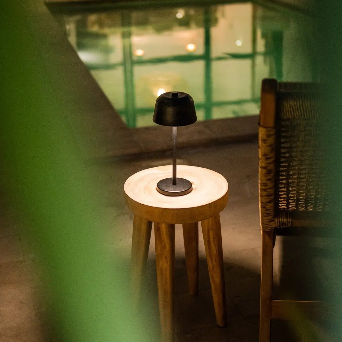 Anton Sort genopladelig bordlampe