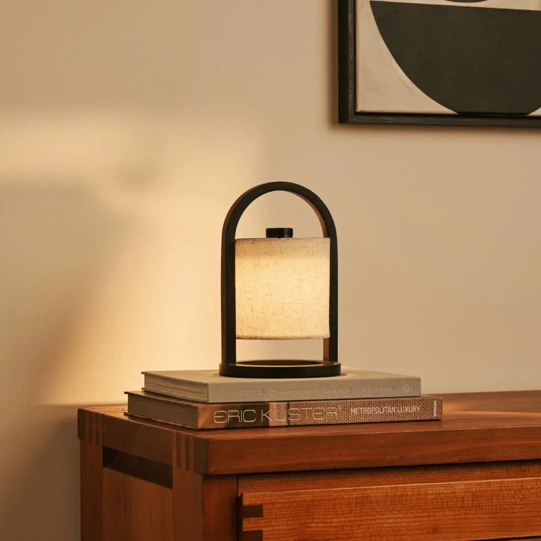 River Black genopladelig træ bordlampe