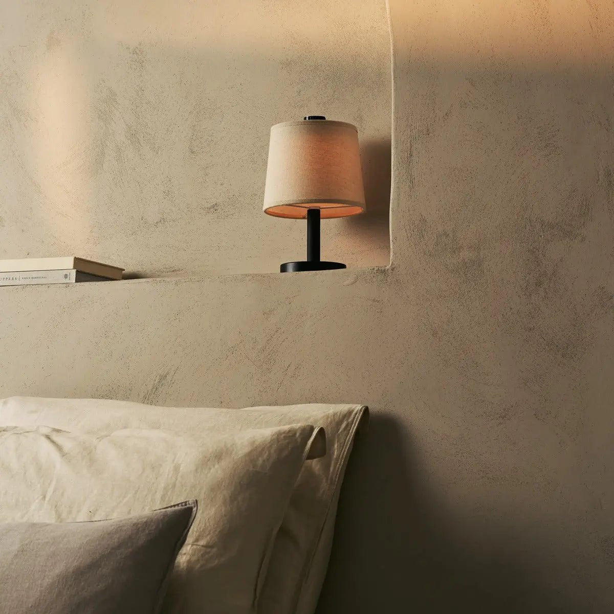 Rover sort genopladelig træ bordlampe