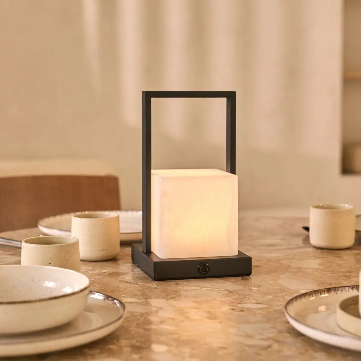 Nola Alabaster Genopladelig Bordlampe
