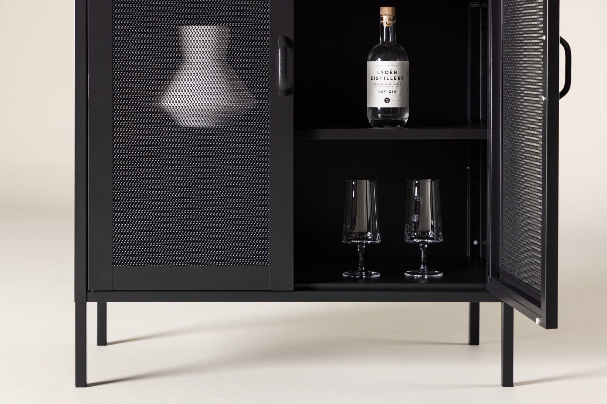 Venture Home Misha - Low cabinet mesh doors - Black - Ersätts av 25360-208