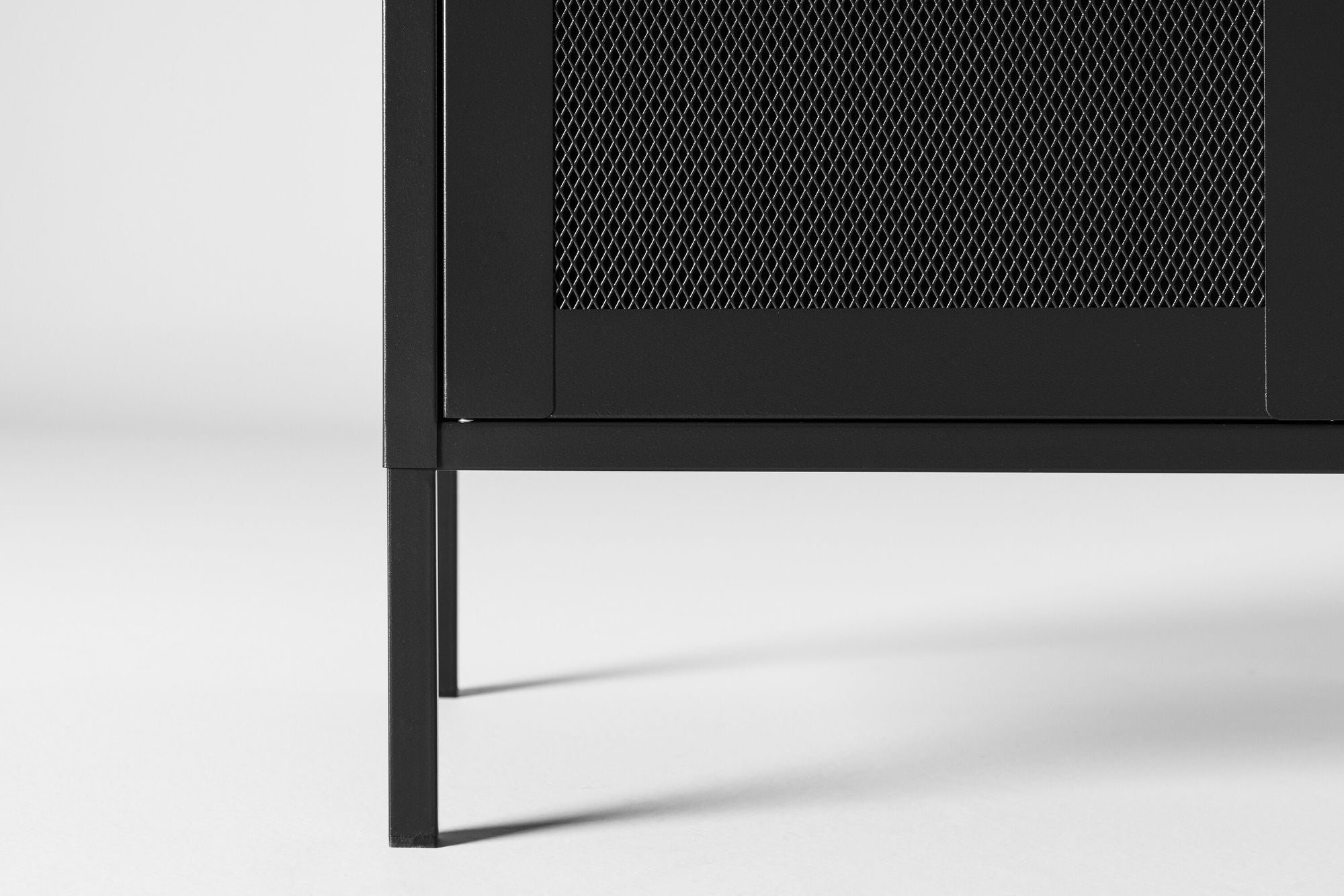 Venture Home Misha - Low cabinet mesh doors - Black - Ersätts av 25360-208
