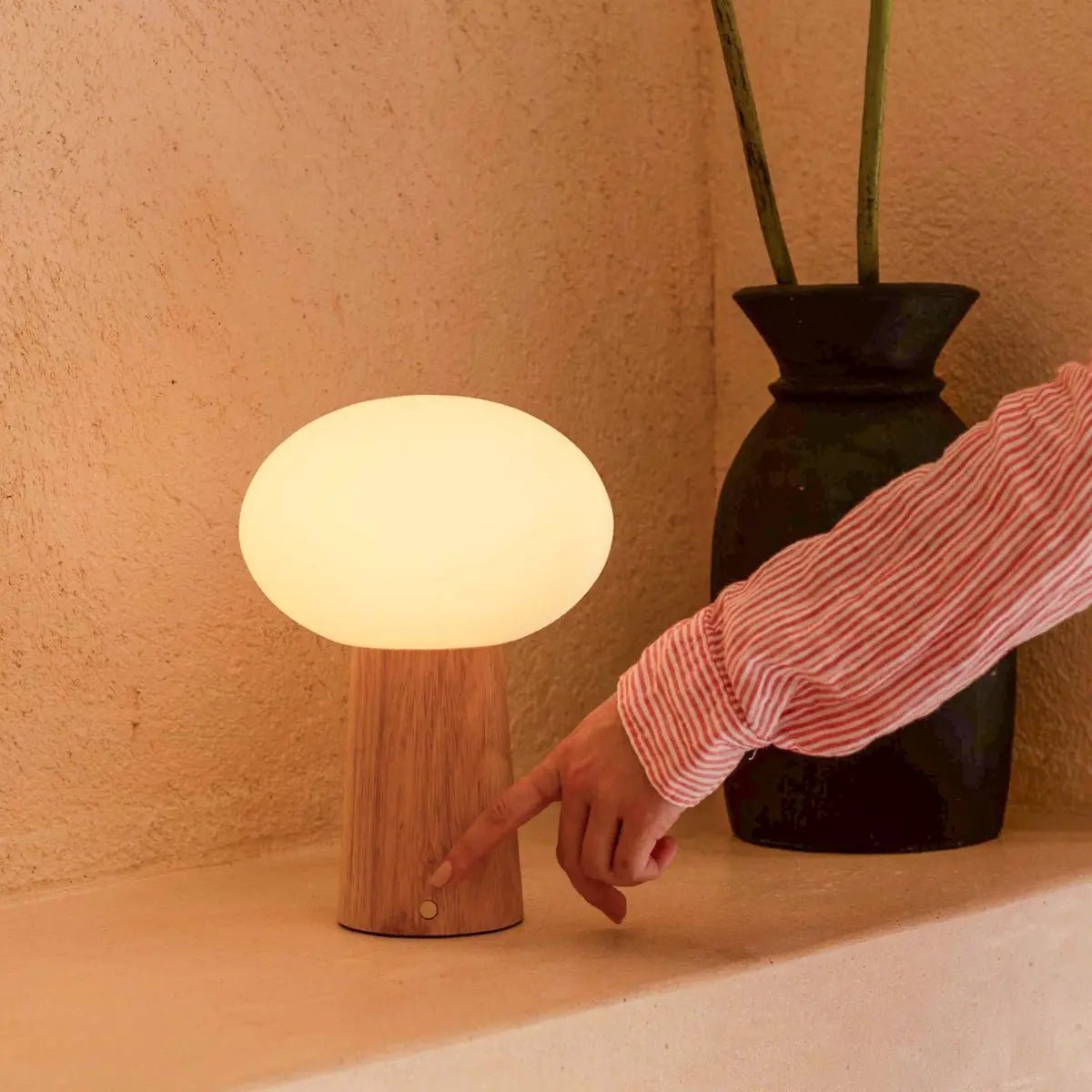 Max lysebrun genopladelig træ bordlampe