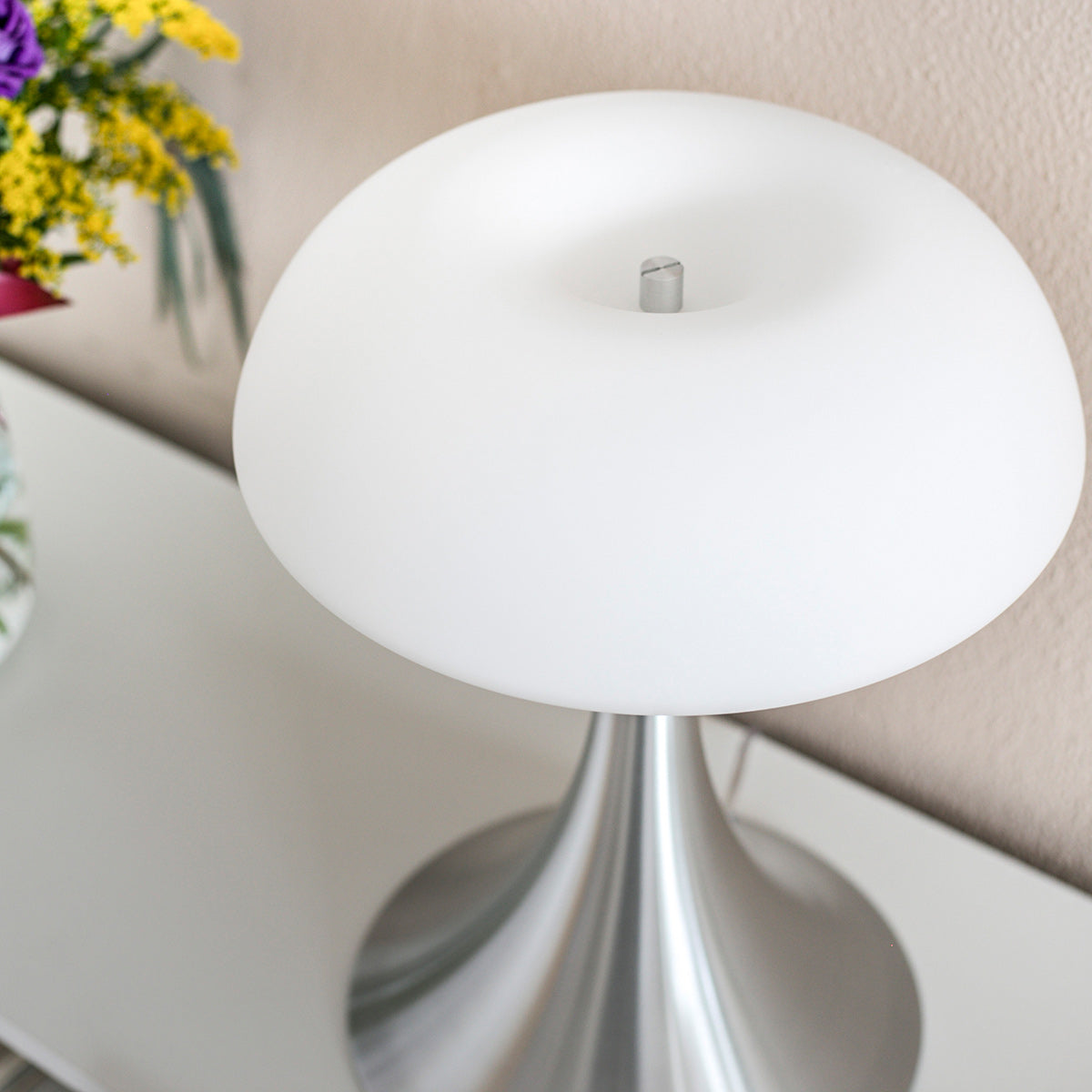 Bordlampe Ancilla 5557ST – stilfuld stållampe med hvidt glas