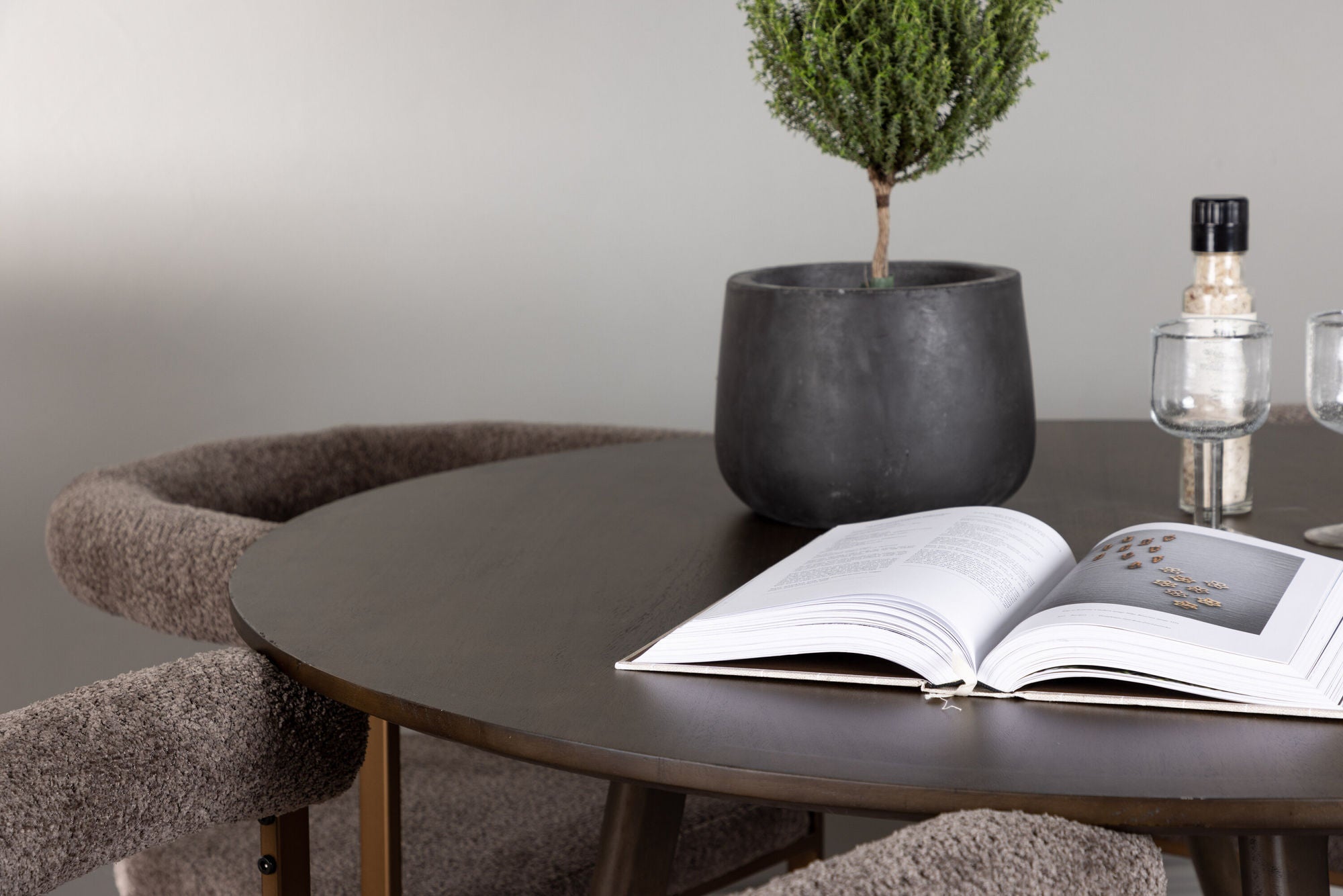 Venture Home Kaseidon spisebord - rund - Rubberwood / Dark Brown MDF +Morning Spisebordsstol - Black / Black Boucle _4