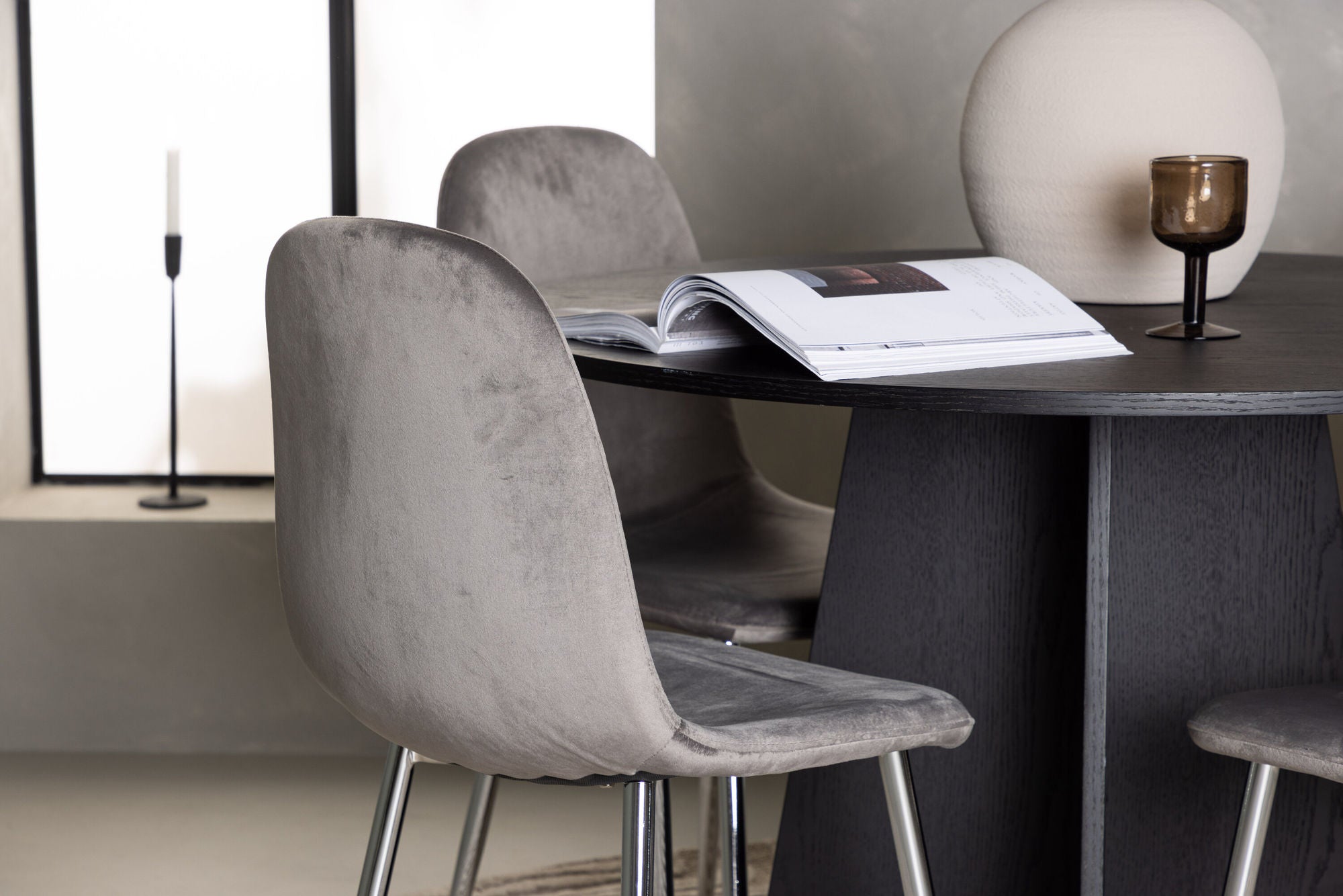 Venture Home Bootcut rund spisebord - Black / Black Fanéer +Eva Spisebordsstol - Light grey / Light grey Velvet _4