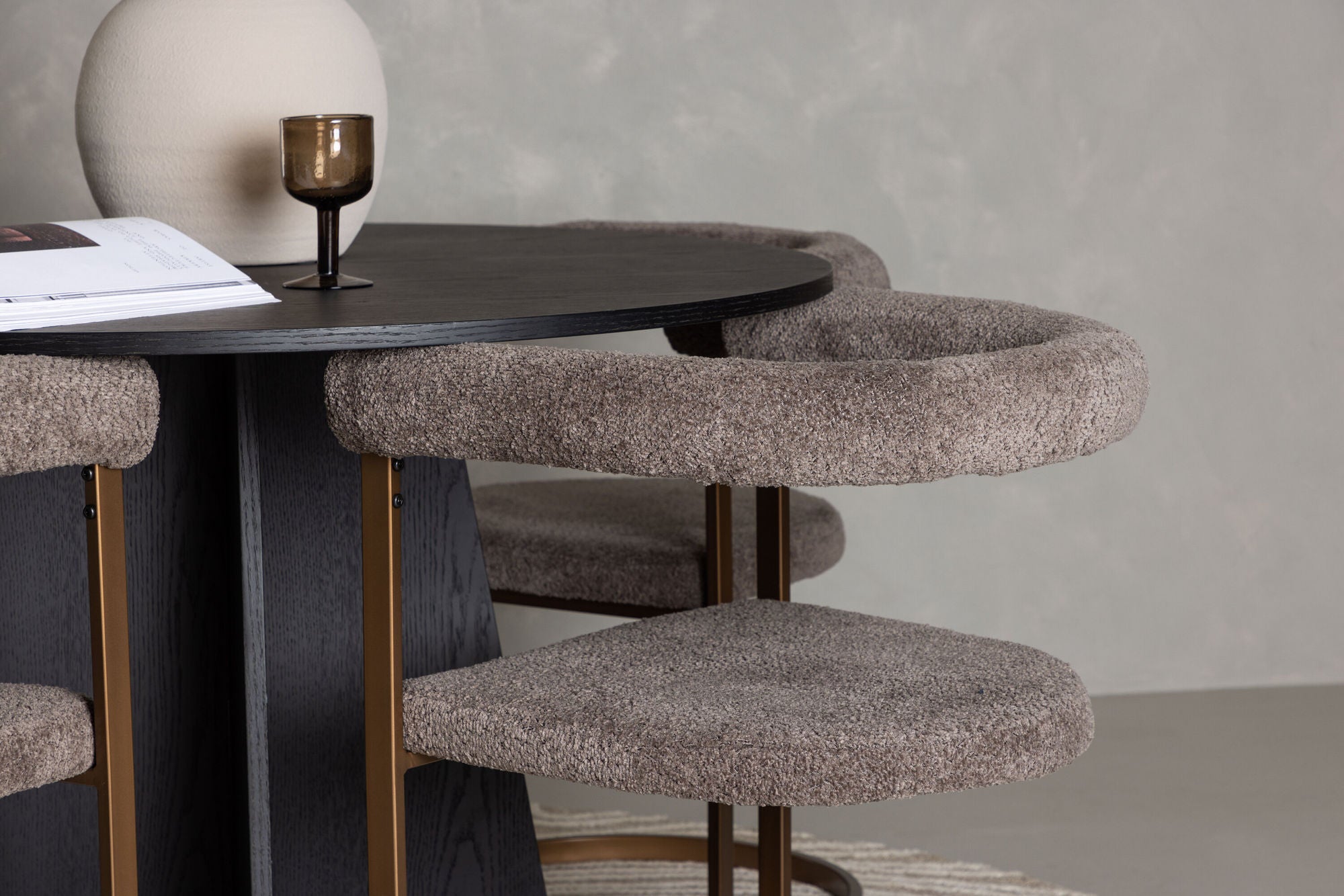 Venture Home Bootcut rund spisebord - Black / Black Fanéer +Morning Spisebordsstol - Black / Black Boucle _4