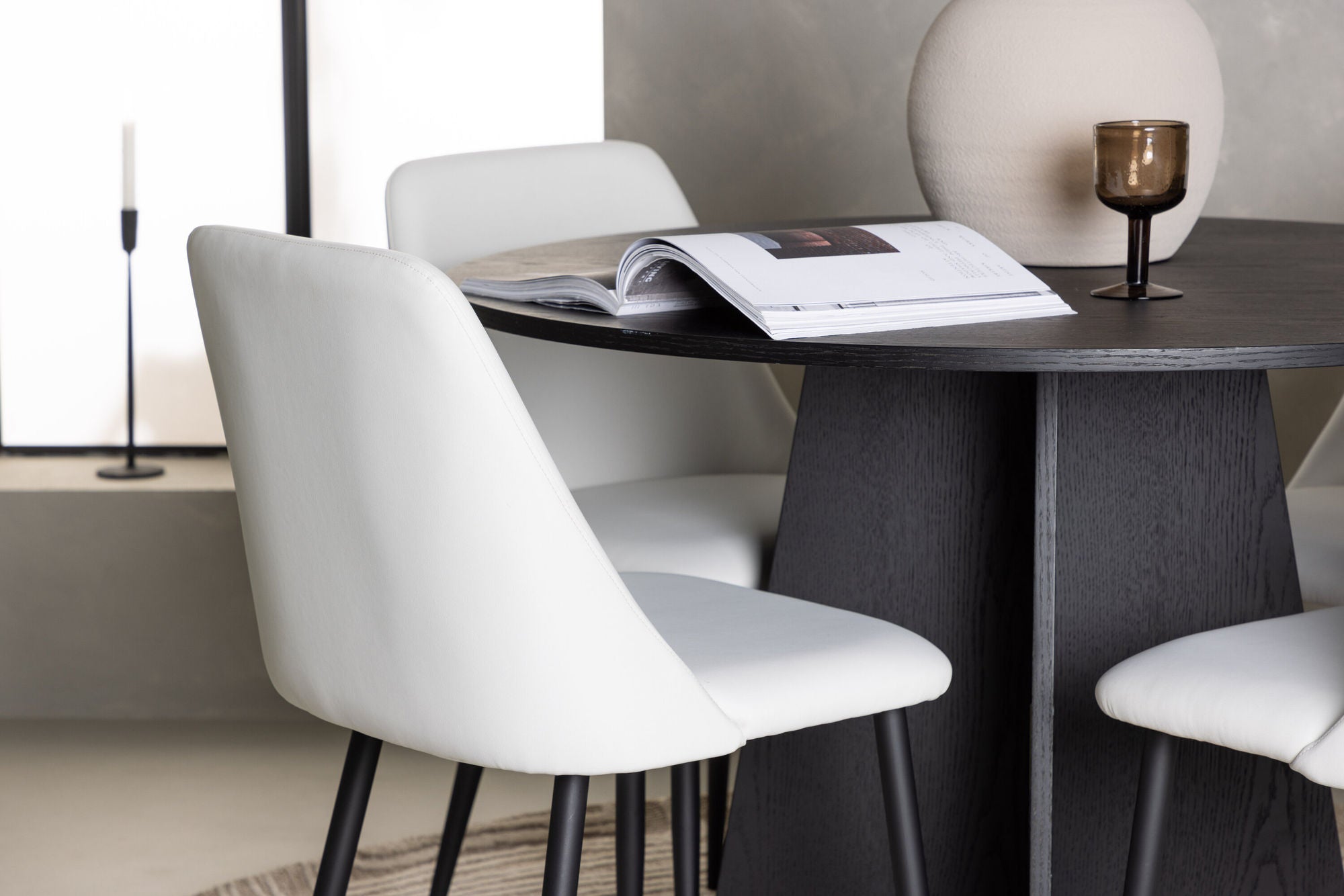 Venture Home Bootcut rund spisebord - Black / Black Fanéer +Night Spisebordsstol - Black / White PU _4