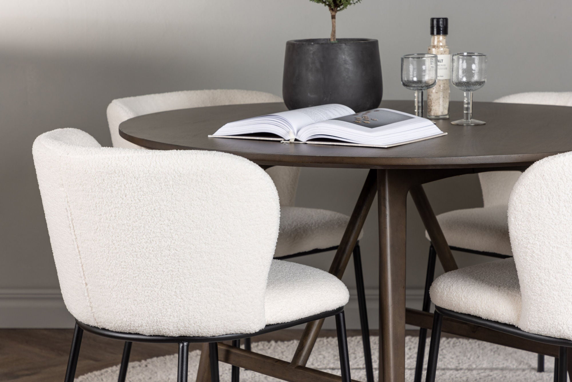 Venture Home Kaseidon spisebord - rund - Rubberwood / Dark Brown MDF +Edina Spisebordsstol - Black / White Boucle _4